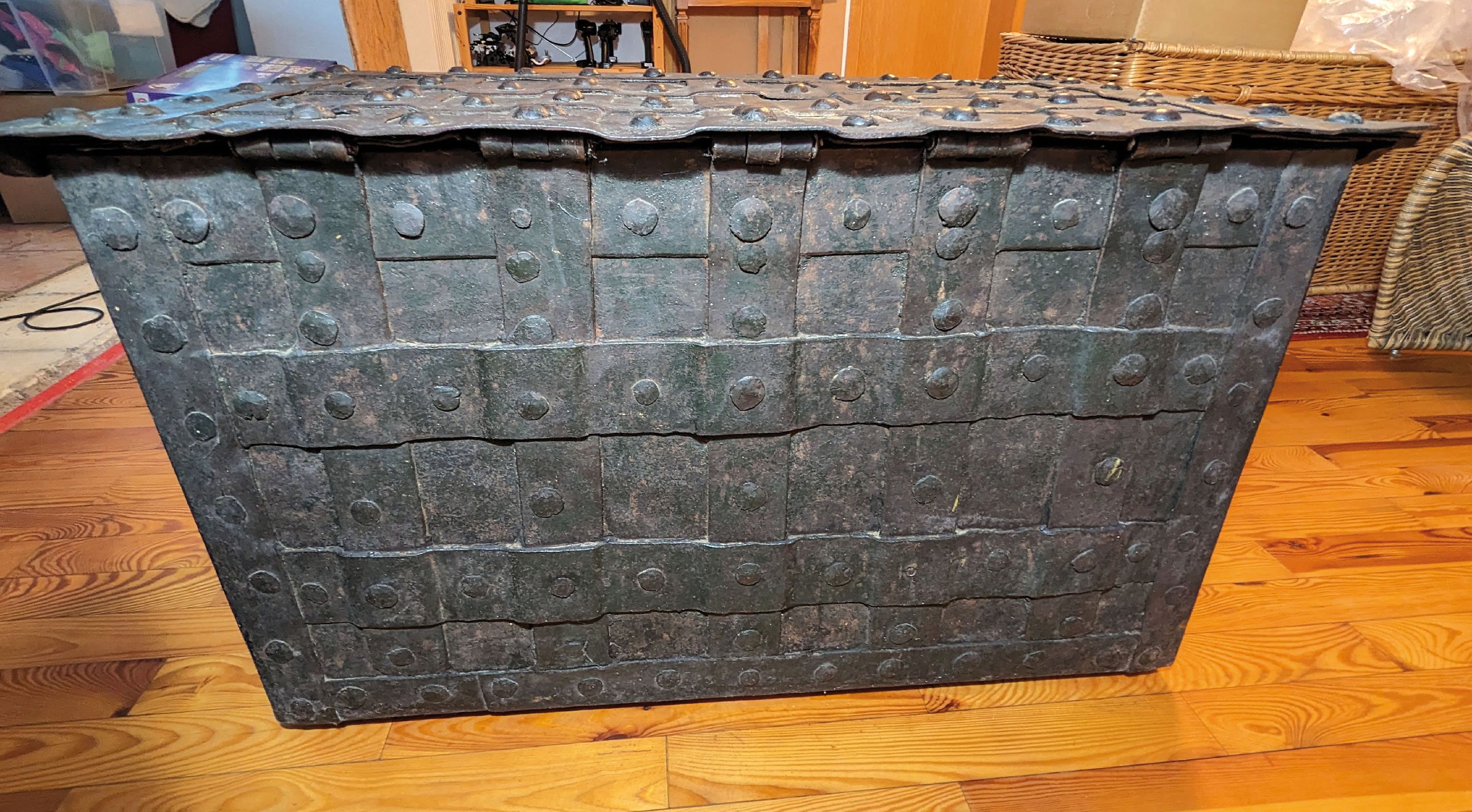 Detail g: Große Eisenkassette/Eisentruhe, Barock, um 1720, Eisen geschmiedet, gebändert und genietet, großes Schloß im Innendeckel mit 13 Zügen, orig. ...