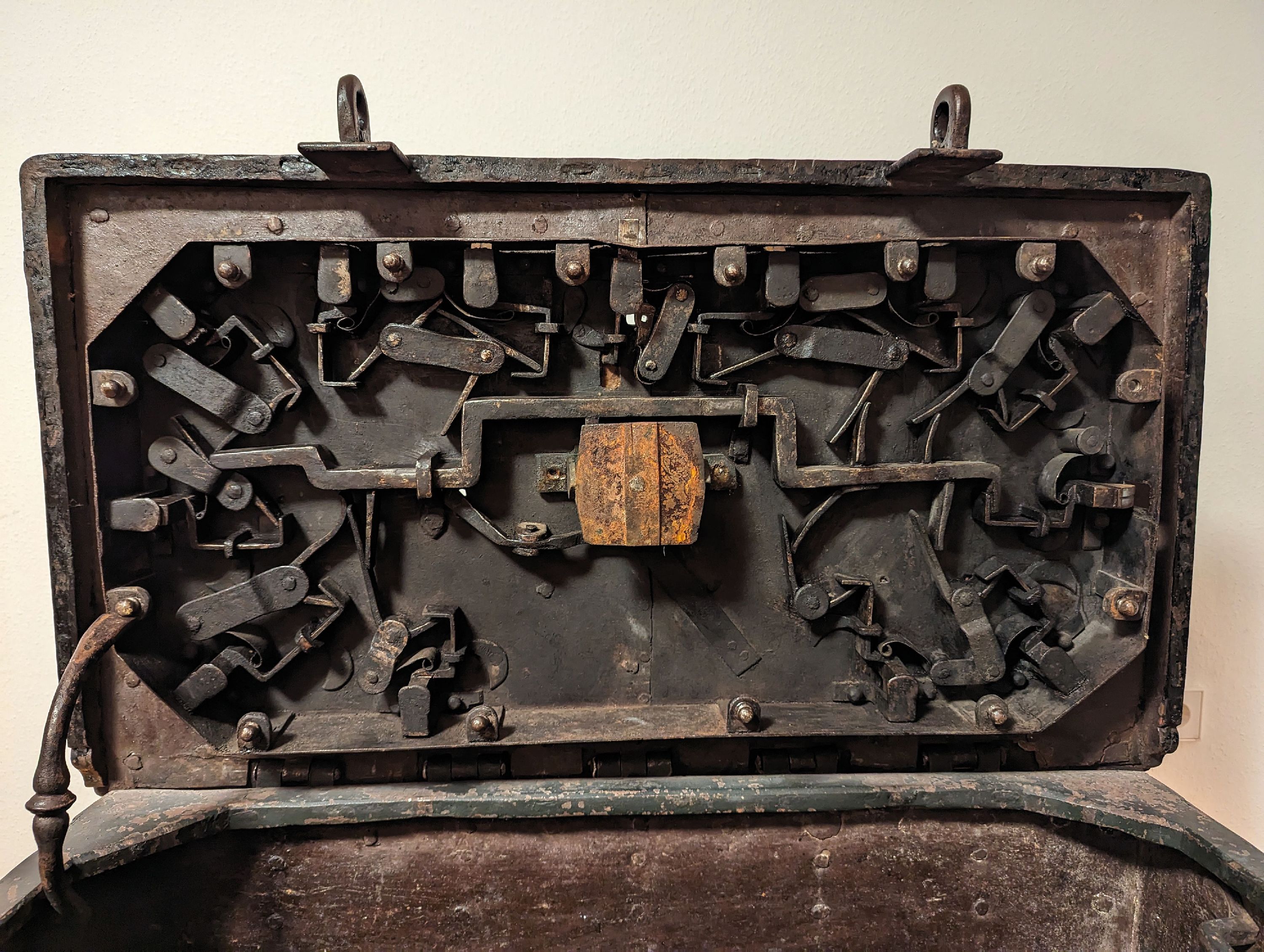 Detail h: Große Eisenkassette/Eisentruhe, Barock, um 1720, Eisen geschmiedet, gebändert und genietet, großes Schloß im Innendeckel mit 13 Zügen, orig. ...