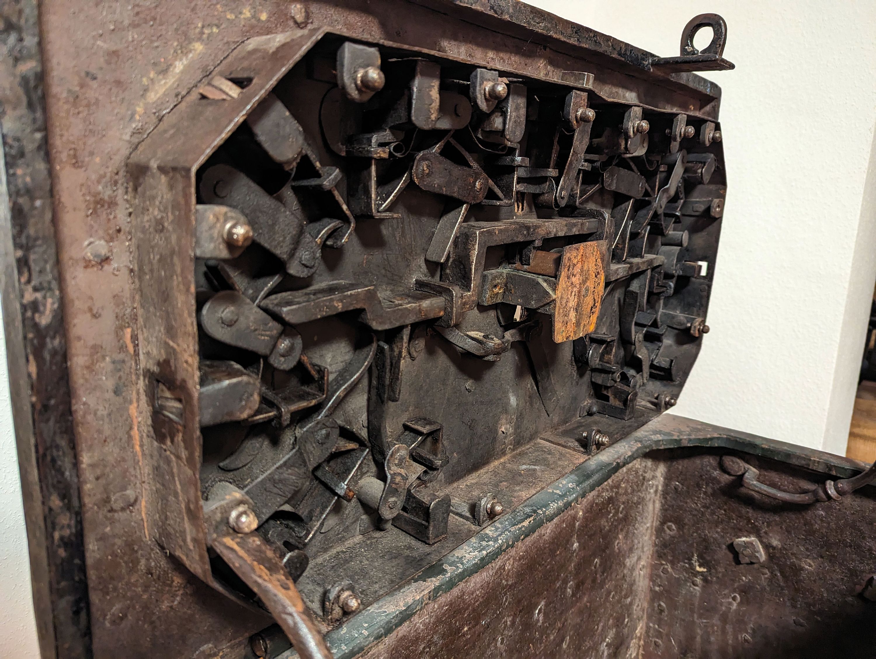 Detail j: Große Eisenkassette/Eisentruhe, Barock, um 1720, Eisen geschmiedet, gebändert und genietet, großes Schloß im Innendeckel mit 13 Zügen, orig. ...