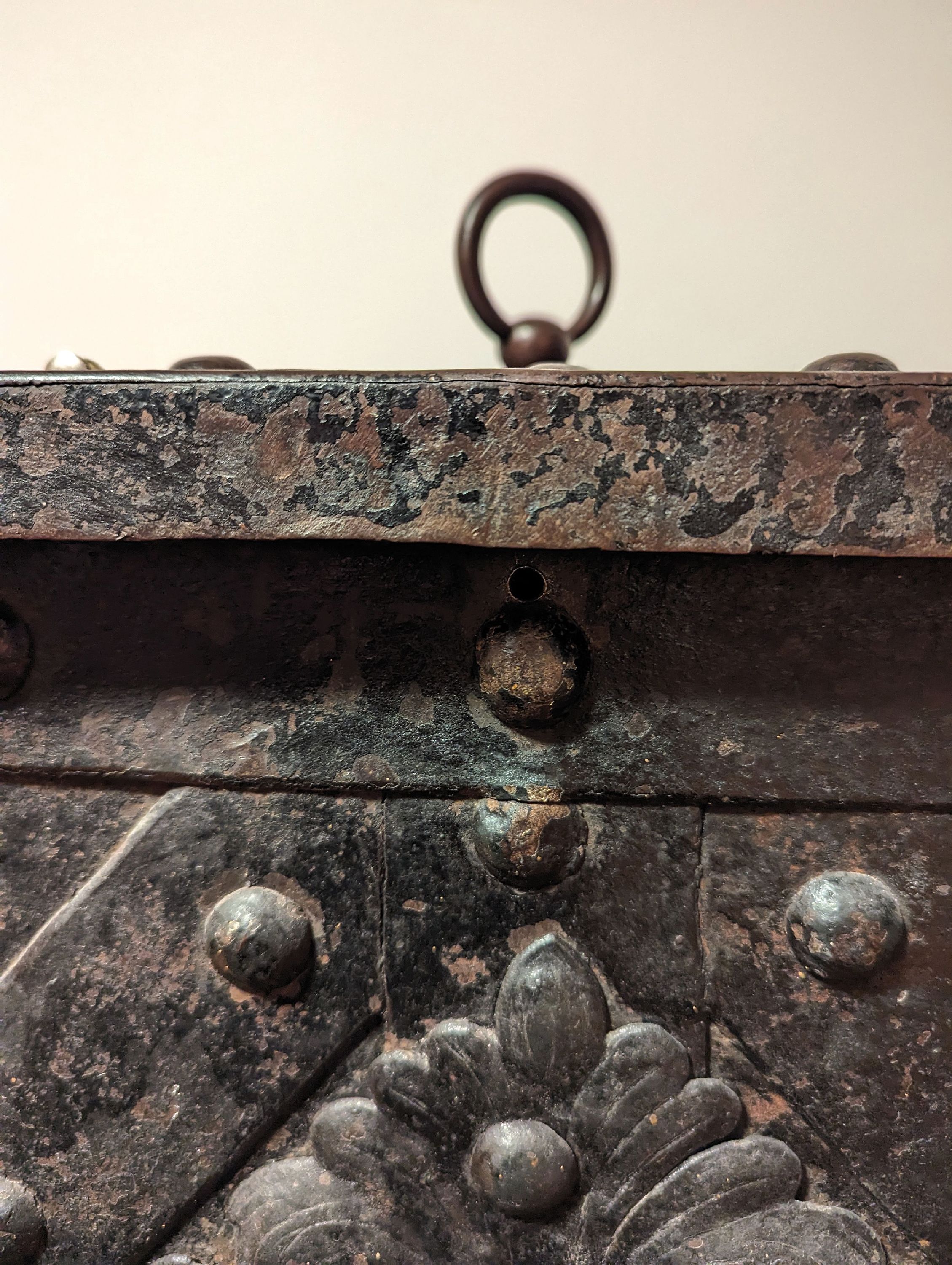 Detail k: Große Eisenkassette/Eisentruhe, Barock, um 1720, Eisen geschmiedet, gebändert und genietet, großes Schloß im Innendeckel mit 13 Zügen, orig. ...