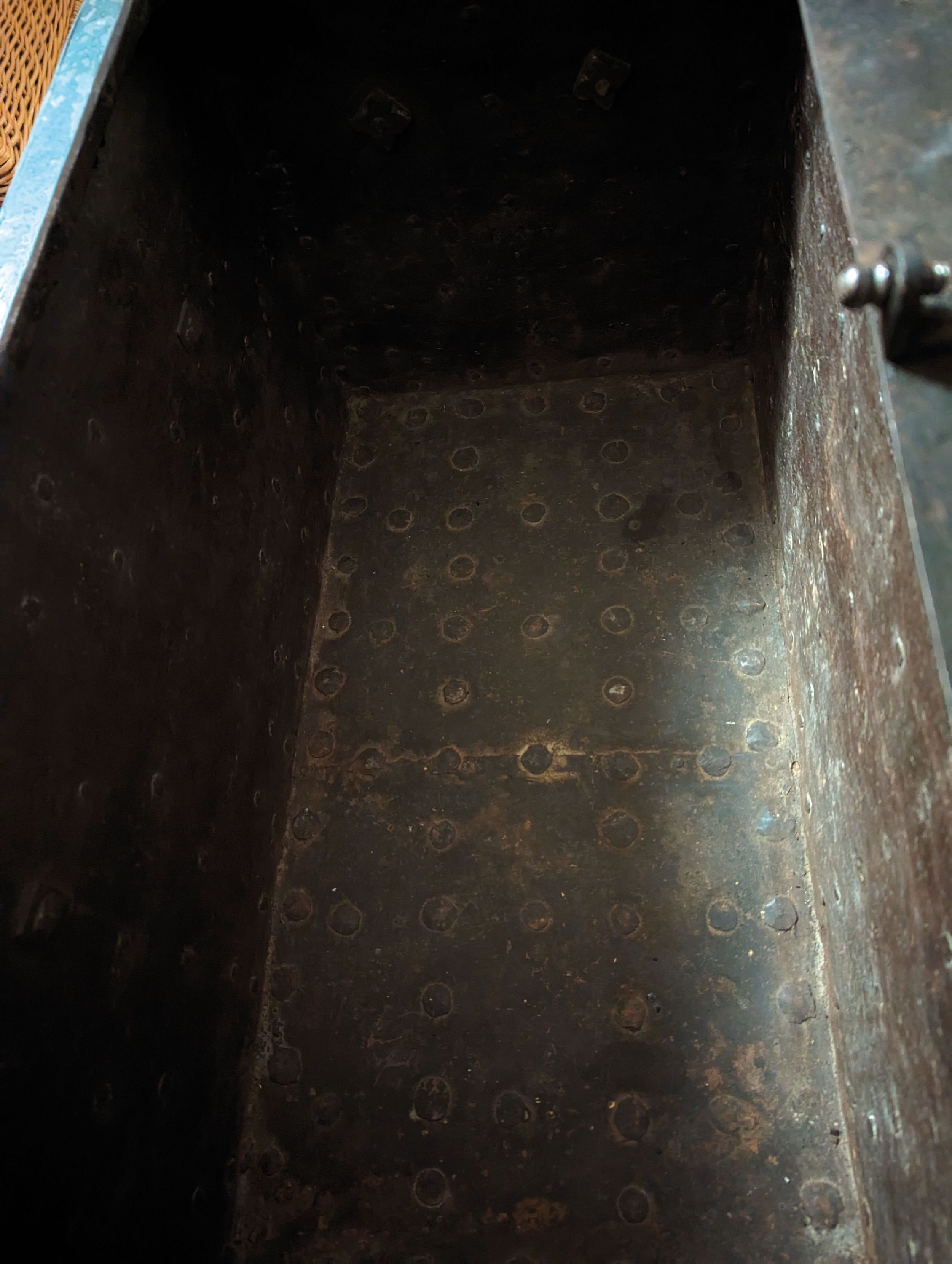 Detail l: Große Eisenkassette/Eisentruhe, Barock, um 1720, Eisen geschmiedet, gebändert und genietet, großes Schloß im Innendeckel mit 13 Zügen, orig. ...