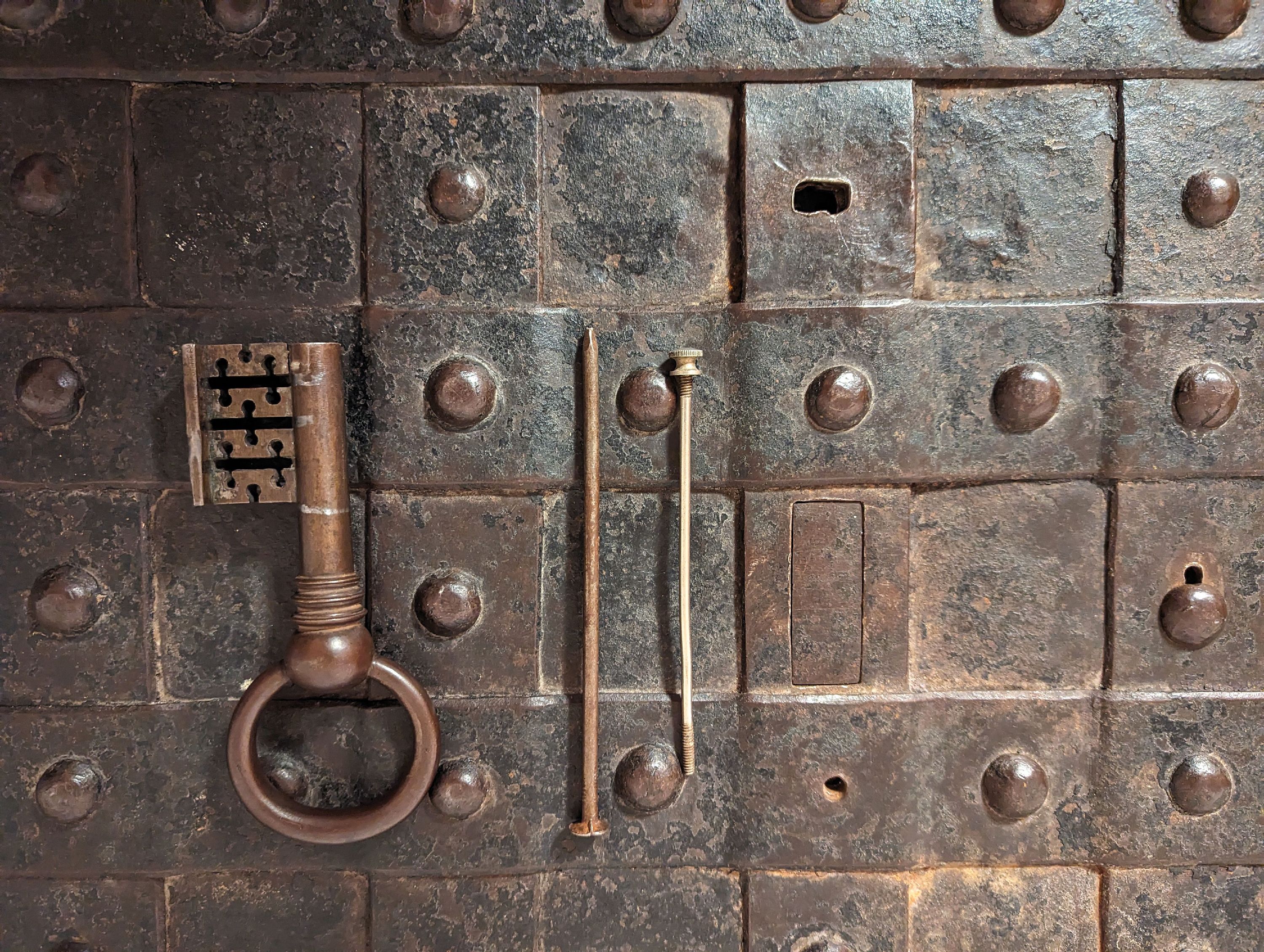Detail m: Große Eisenkassette/Eisentruhe, Barock, um 1720, Eisen geschmiedet, gebändert und genietet, großes Schloß im Innendeckel mit 13 Zügen, orig. ...