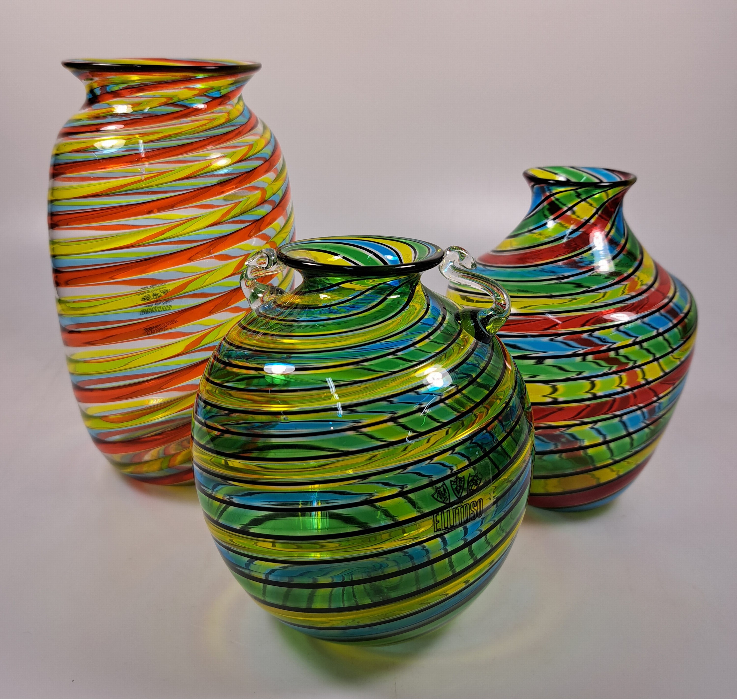 Detail l: 3 a Canne-Vasen, Fratelli Toso, Murano, 1960-70, farbloses Glas, vielfarbige Fadeneinschmelzungen in a Canne-Technik, Herstelleretiketten, H. 14-20 cm