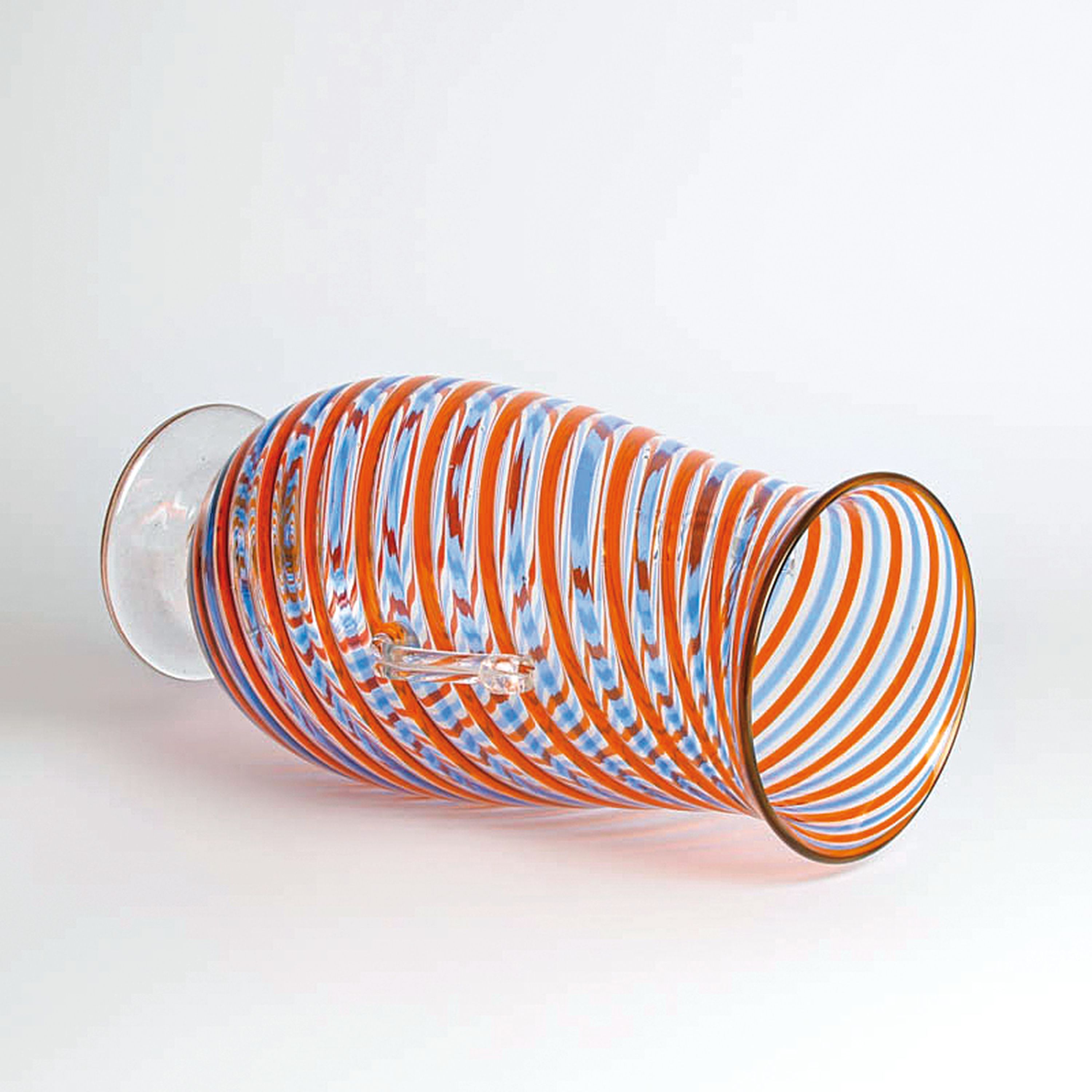 Detail b: Große a Canne-Vase, Fratelli Toso, Murano, 1960-70, farbloses Glas, blaue und orangefarbene Fadeneinschmelzungen in spiralförmigem Verlauf in a ...
