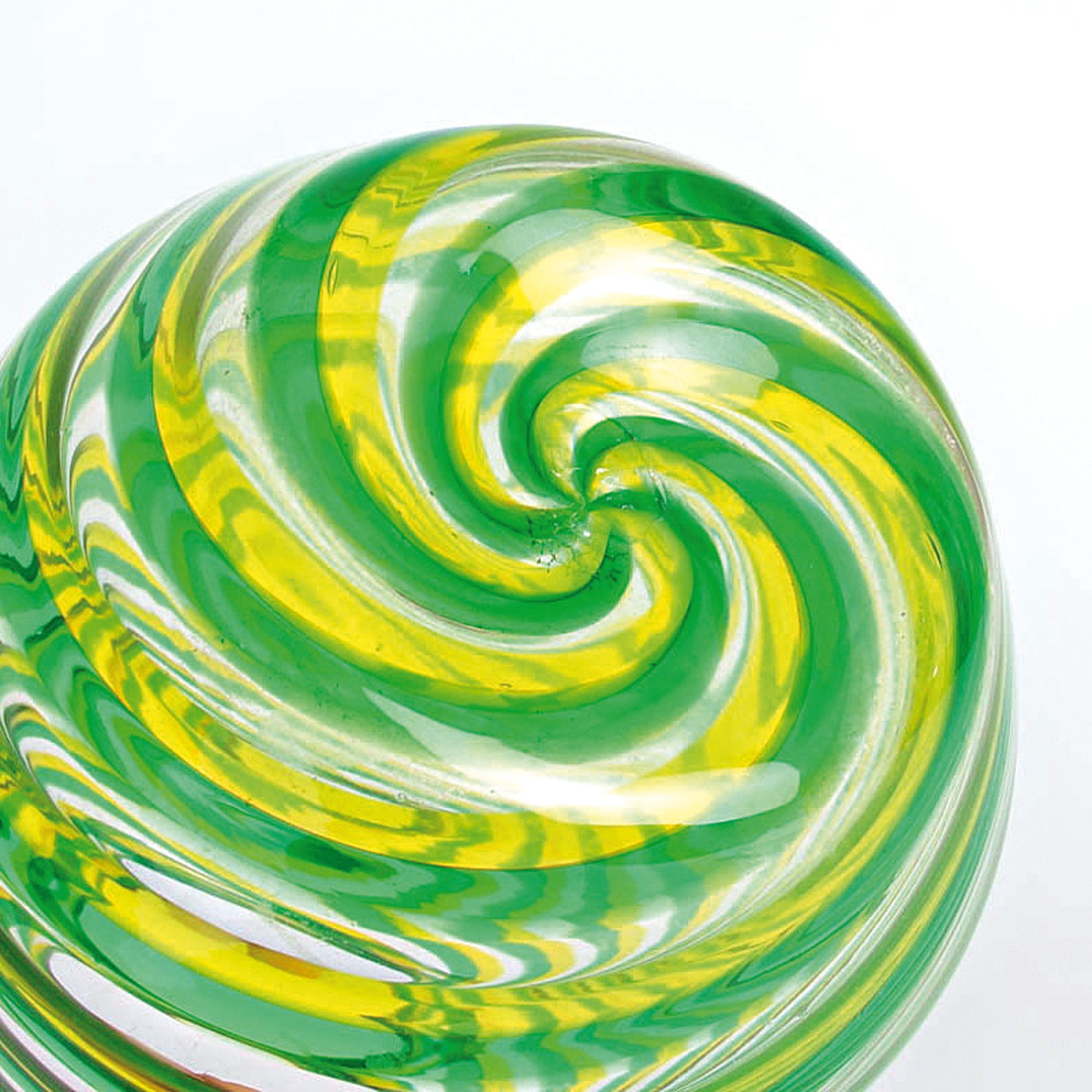 Detail e: 4 a Canne-Vasen, Fratelli Toso, Murano, 1960-70, farbloses Glas, verschiedenfarbige Fadeneinschmelzungen spiralförmig verlaufen in a canne-Technik, ...