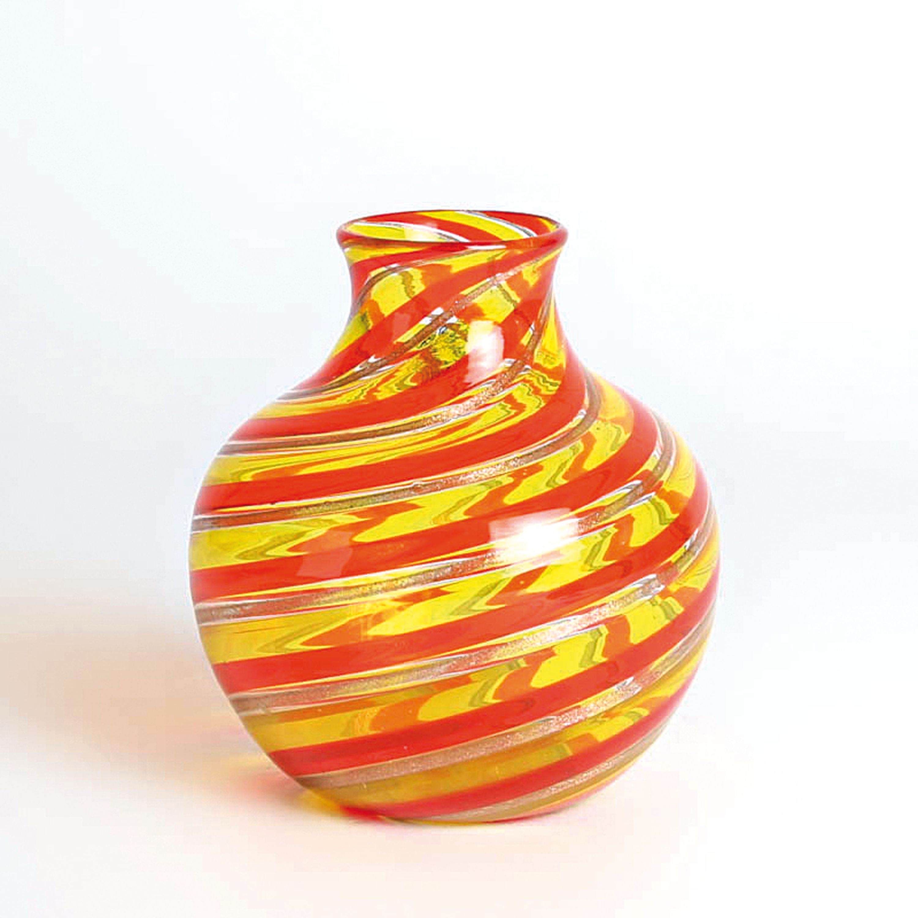 Detail f: 4 a Canne-Vasen, Fratelli Toso, Murano, 1960-70, farbloses Glas, verschiedenfarbige Fadeneinschmelzungen spiralförmig verlaufen in a canne-Technik, ...