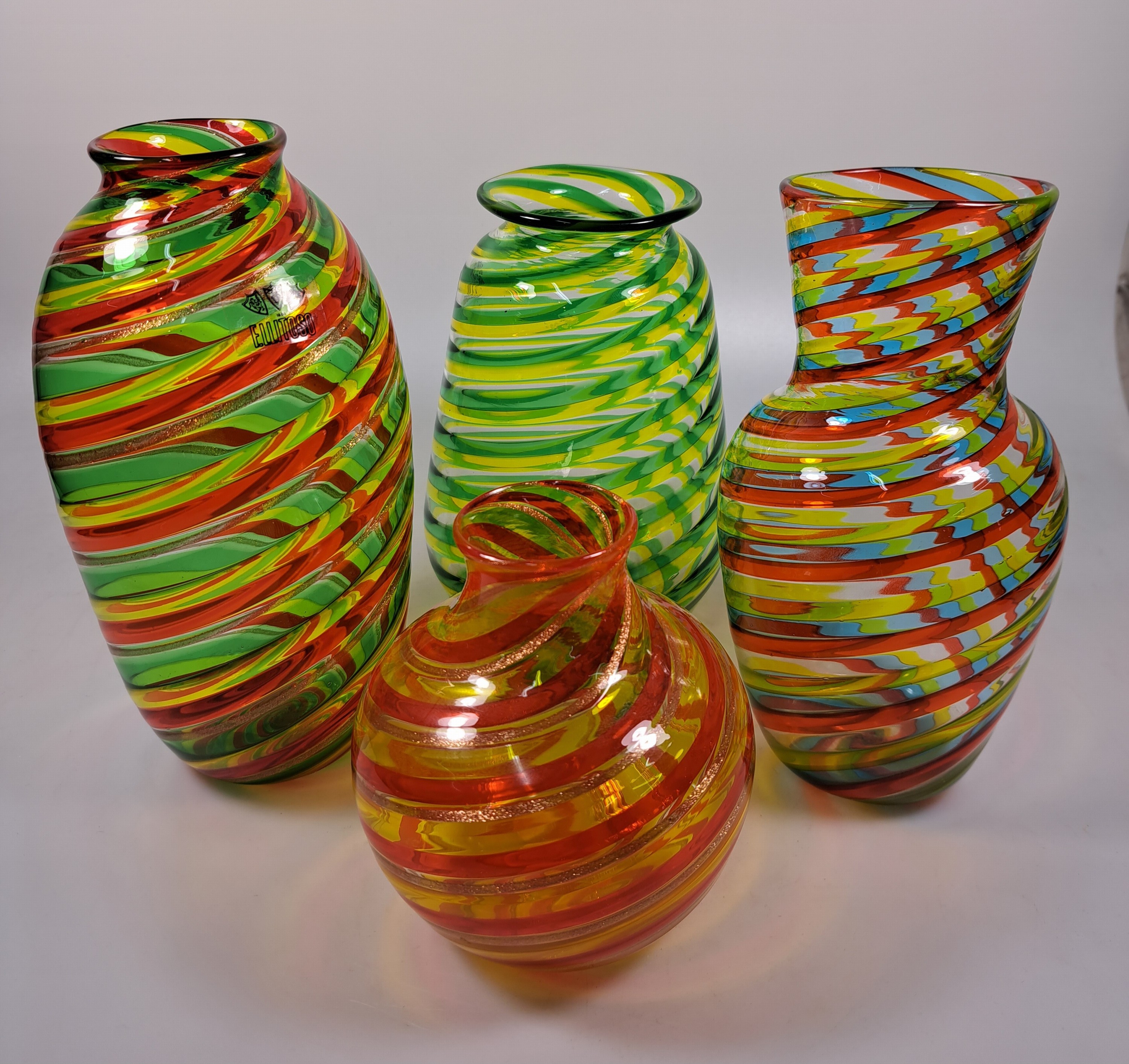 Detail p: 4 a Canne-Vasen, Fratelli Toso, Murano, 1960-70, farbloses Glas, verschiedenfarbige Fadeneinschmelzungen spiralförmig verlaufen in a canne-Technik, ...