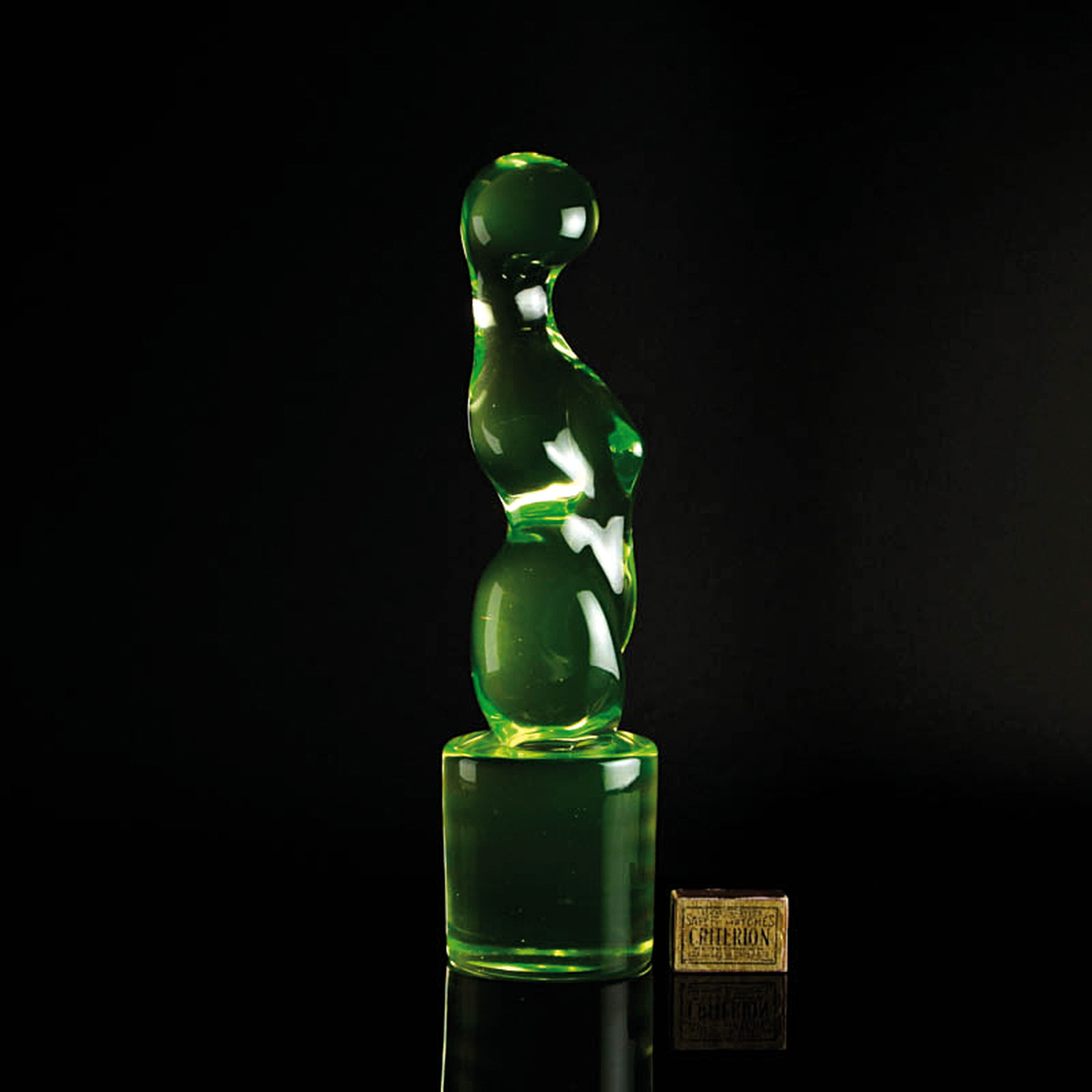 Detail a: Uranglasskulptur, Ermanno Nason für Cenedese, Murano, grünes Vaselin- bzw. Uranglas, abstrakte weibliche Figur, H. 40 cm