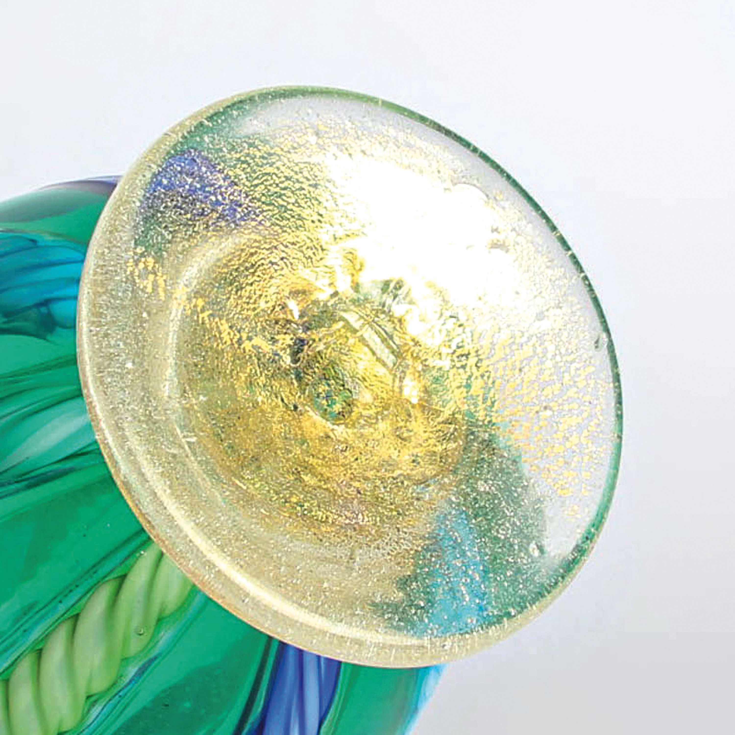 Detail e: 3 Zanfirico-Vasen, Fratelli Toso, Murano, 1960-70, farbloses Glas, verschiedenfarbige gedrehte Fadeneinschmelzungen in zanfirico -Technik, H. 24 cm