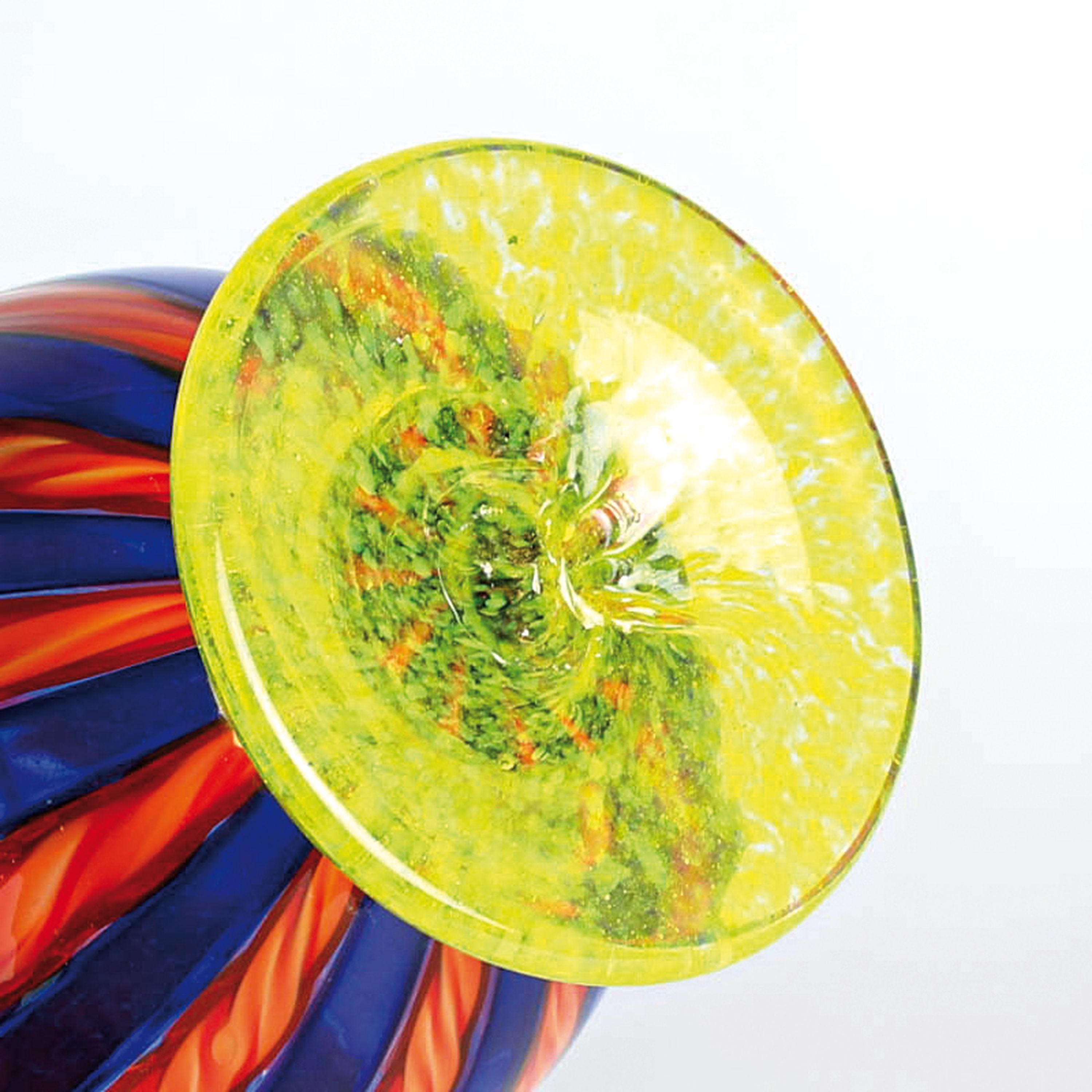 Detail k: 3 Zanfirico-Vasen, Fratelli Toso, Murano, 1960-70, farbloses Glas, verschiedenfarbige gedrehte Fadeneinschmelzungen in zanfirico -Technik, H. 24 cm