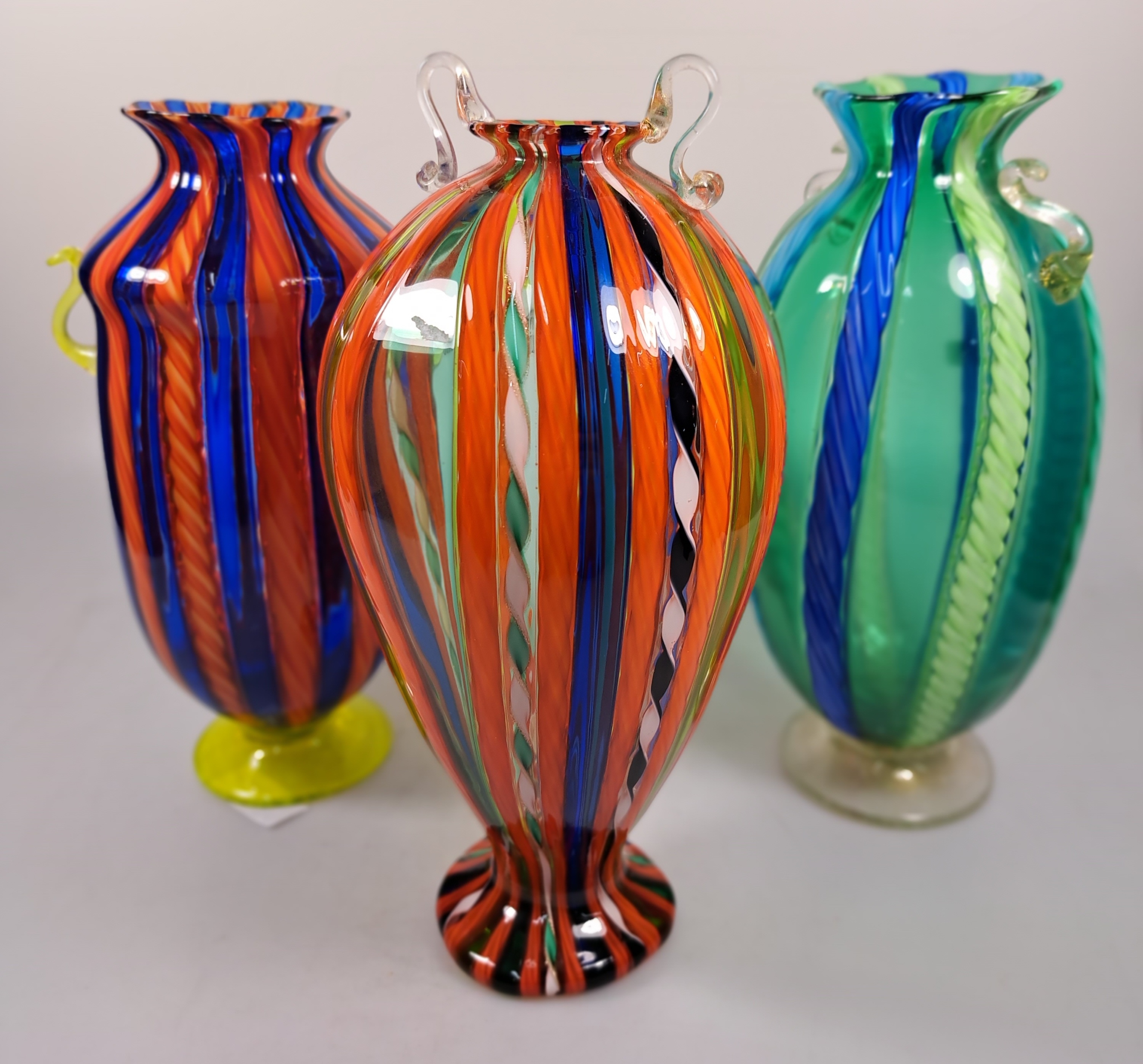 Detail l: 3 Zanfirico-Vasen, Fratelli Toso, Murano, 1960-70, farbloses Glas, verschiedenfarbige gedrehte Fadeneinschmelzungen in zanfirico -Technik, H. 24 cm