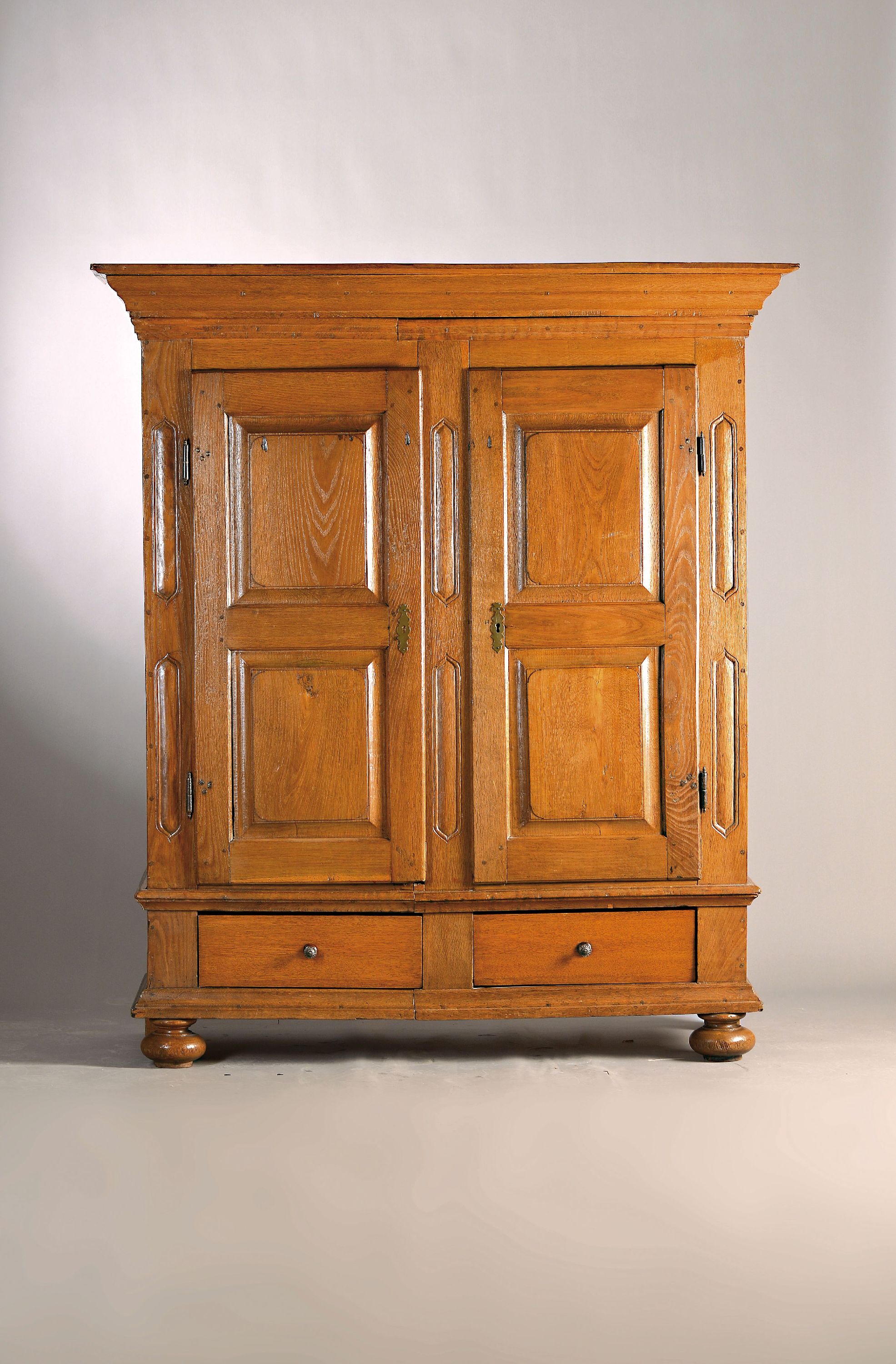 Dielenschrank, norddeutsch, um 1820-30, helle Eiche massiv, kassettiert und profiliert, ca. 193x169x65cm, mit Alters- und Gebr.-sp., mit Schlüssel, ...