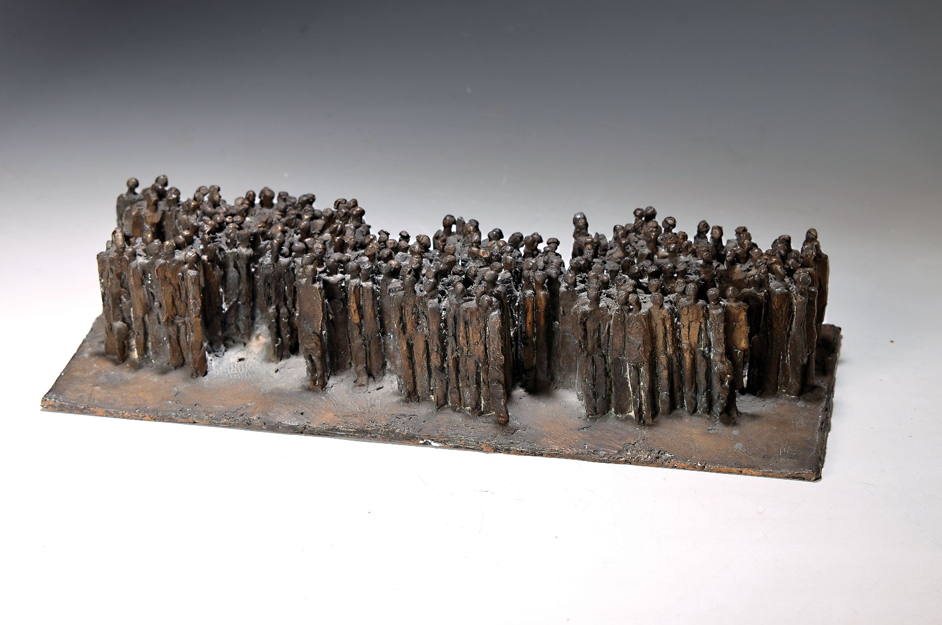 Manfred Kieselbach, 1935 Coburg - 2018 Mannheim, große Bronzefigur, große Versammlung, monogrammiert K, 8.5 x 43.5 x 19 c,
