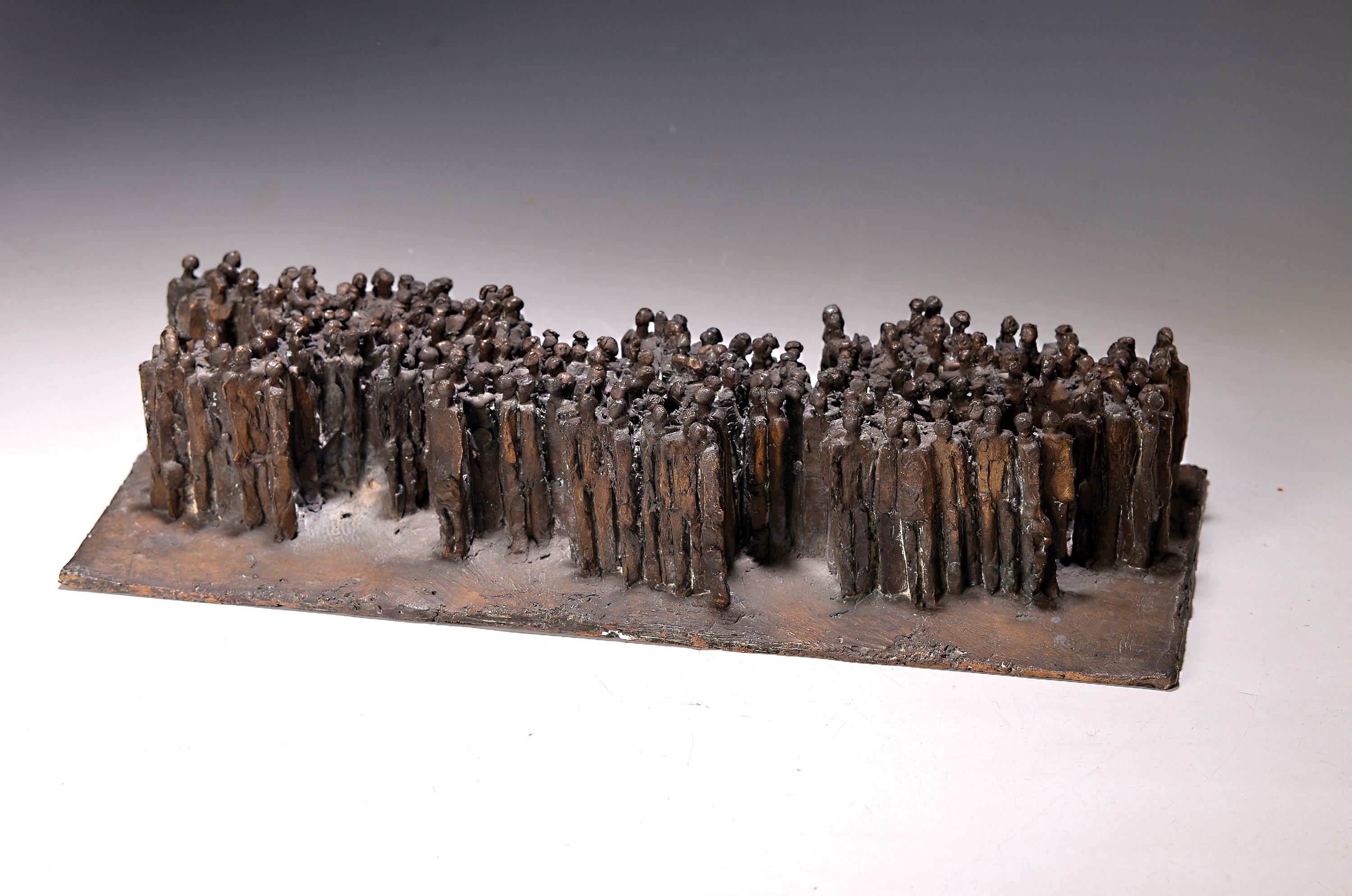 Detail k: Manfred Kieselbach, 1935 Coburg - 2018 Mannheim, große Bronzefigur, große Versammlung, monogrammiert K, 8.5 x 43.5 x 19 c,