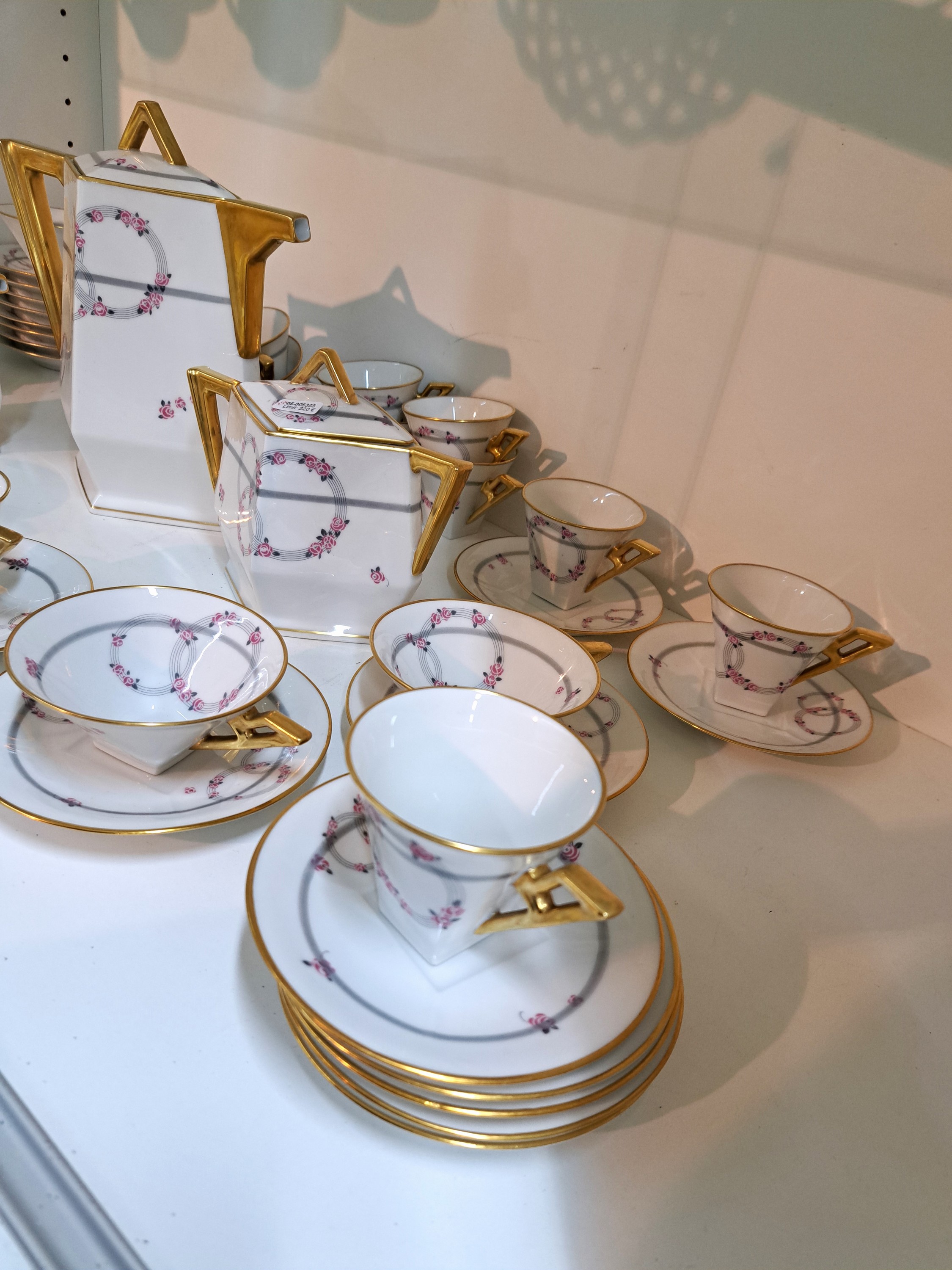 Detail a: Art-Deco-Service, Limoges Frankreich, 1920er Jahre, dünnwandiges Porzellan, dekoriert mit grauen Kreisen und stilisierten rosa Rosen, Goldränder, ...