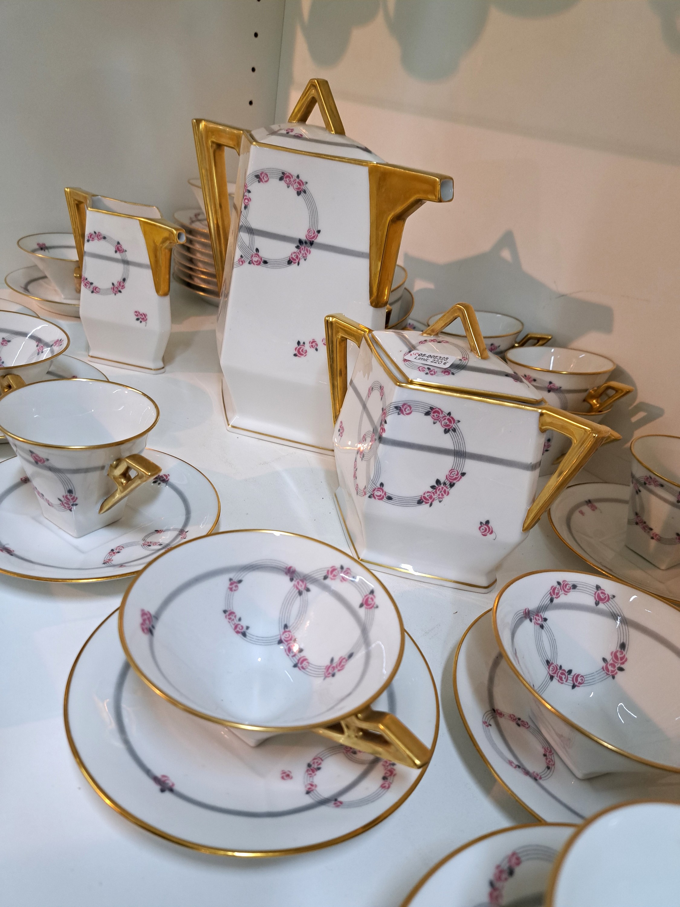 Detail b: Art-Deco-Service, Limoges Frankreich, 1920er Jahre, dünnwandiges Porzellan, dekoriert mit grauen Kreisen und stilisierten rosa Rosen, Goldränder, ...
