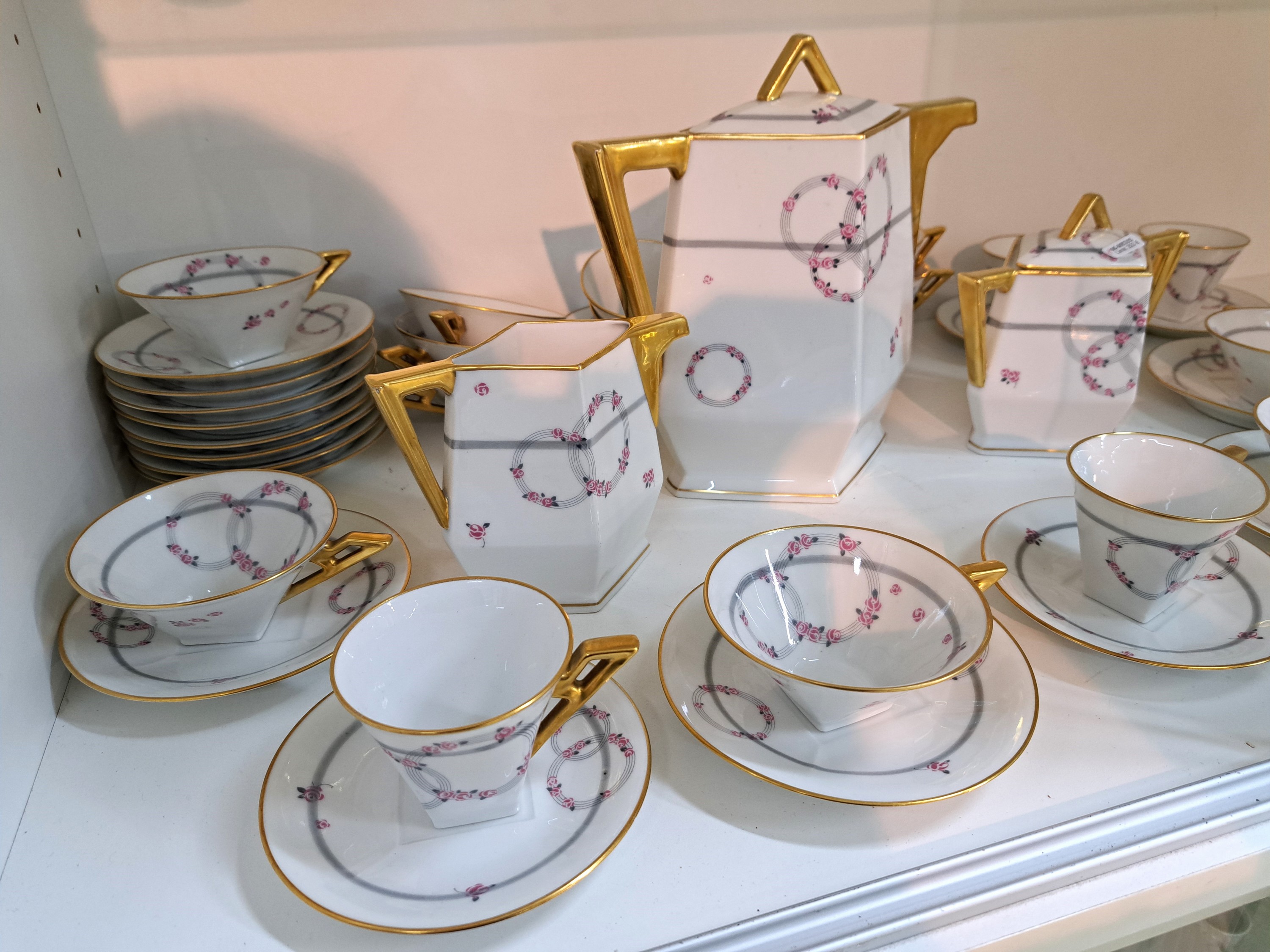 Detail c: Art-Deco-Service, Limoges Frankreich, 1920er Jahre, dünnwandiges Porzellan, dekoriert mit grauen Kreisen und stilisierten rosa Rosen, Goldränder, ...