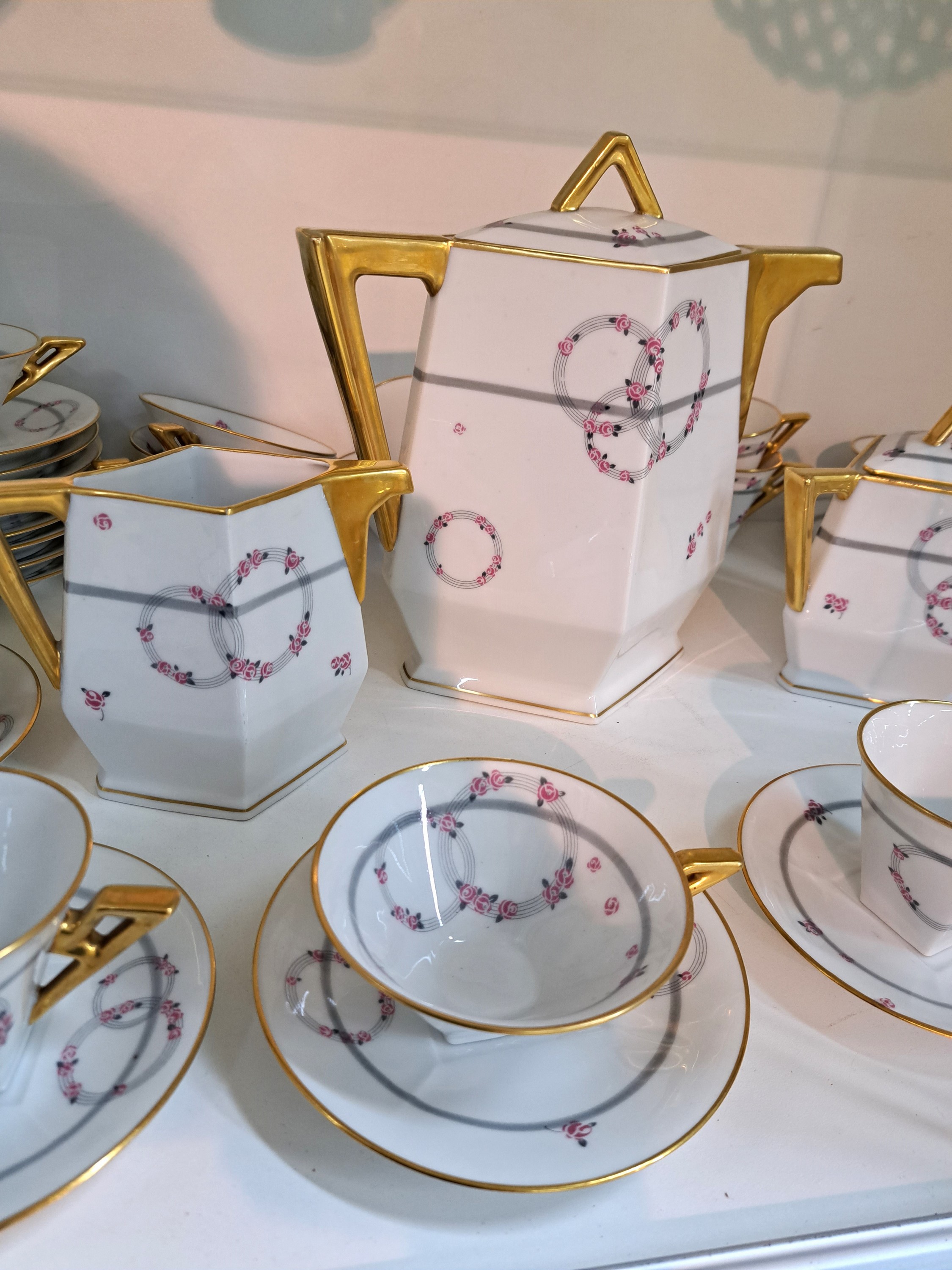 Detail d: Art-Deco-Service, Limoges Frankreich, 1920er Jahre, dünnwandiges Porzellan, dekoriert mit grauen Kreisen und stilisierten rosa Rosen, Goldränder, ...