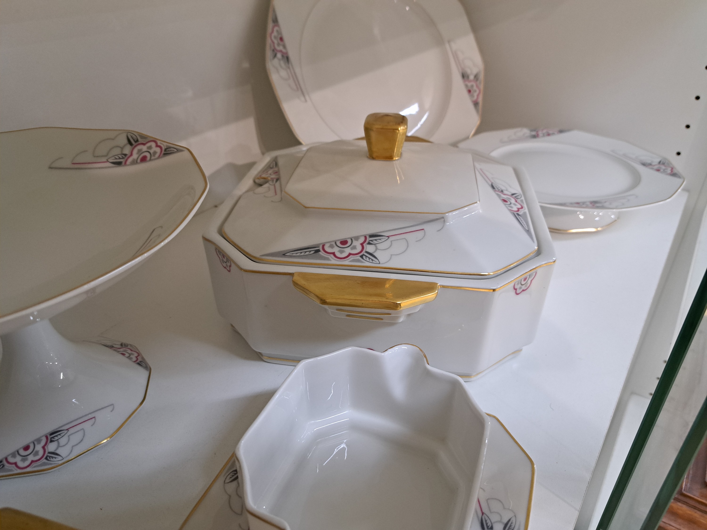 Detail b: Art-Deco-Speiseservice, Limoges Frankreich, 1920er Jahre, eckige Form, geometrischer grau-rosa Dekor mit stilisierten Blüten, Goldränder, 24 flache ...