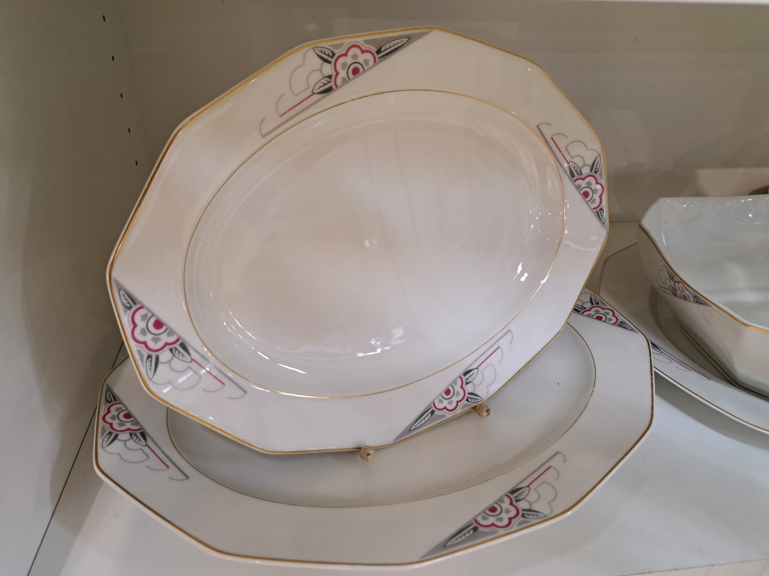 Detail c: Art-Deco-Speiseservice, Limoges Frankreich, 1920er Jahre, eckige Form, geometrischer grau-rosa Dekor mit stilisierten Blüten, Goldränder, 24 flache ...