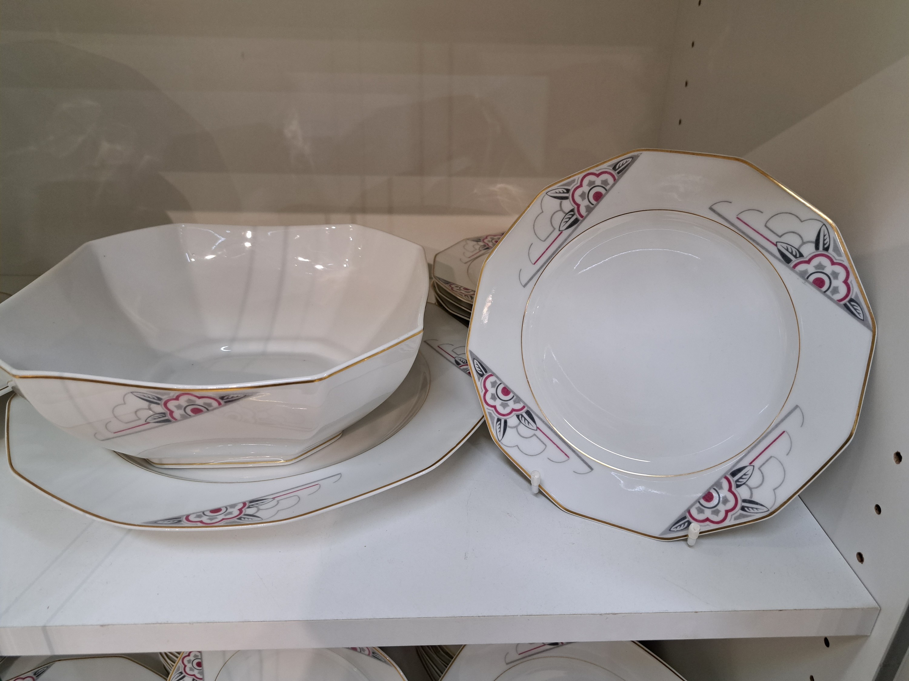 Detail d: Art-Deco-Speiseservice, Limoges Frankreich, 1920er Jahre, eckige Form, geometrischer grau-rosa Dekor mit stilisierten Blüten, Goldränder, 24 flache ...
