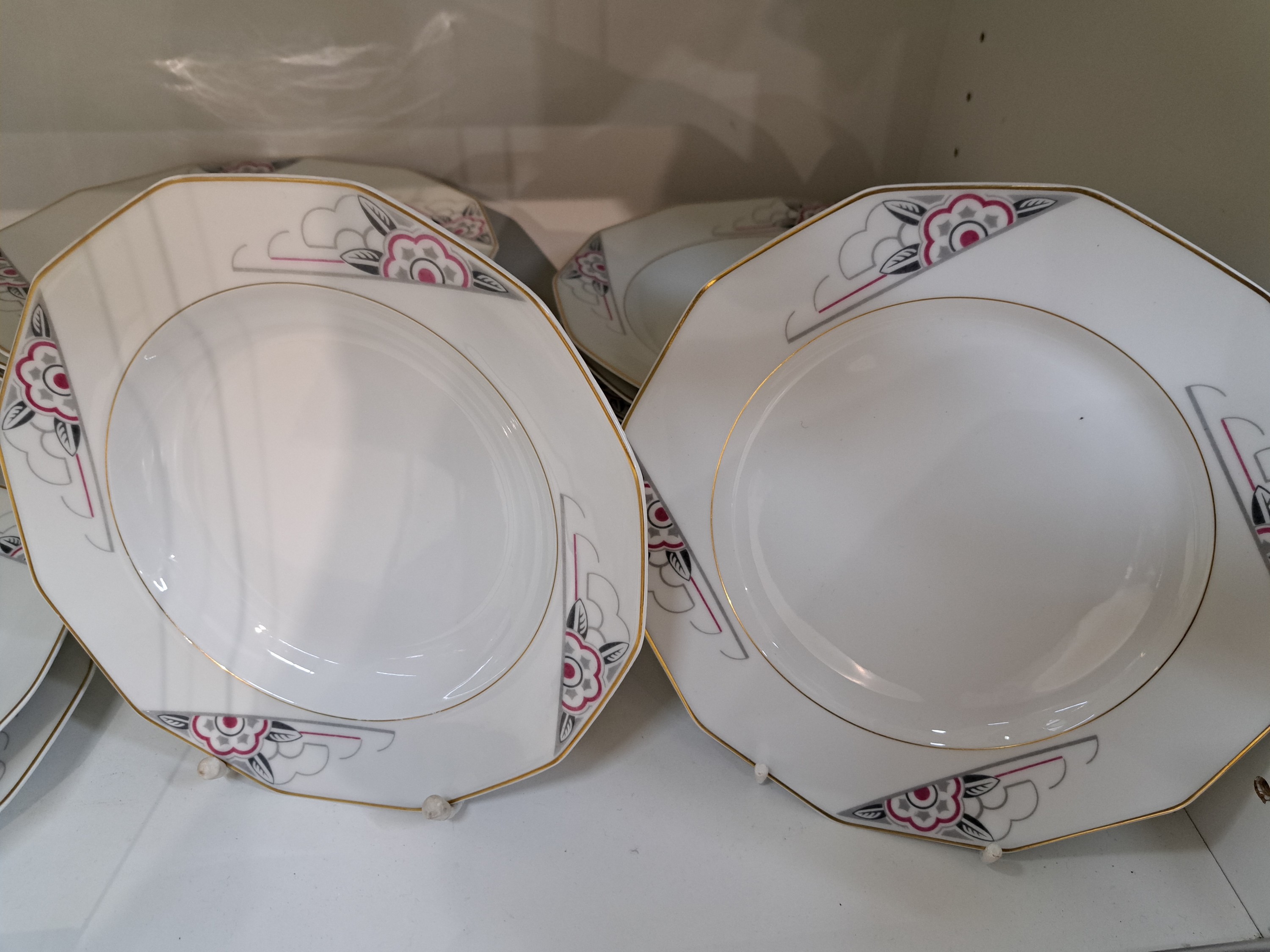 Detail e: Art-Deco-Speiseservice, Limoges Frankreich, 1920er Jahre, eckige Form, geometrischer grau-rosa Dekor mit stilisierten Blüten, Goldränder, 24 flache ...