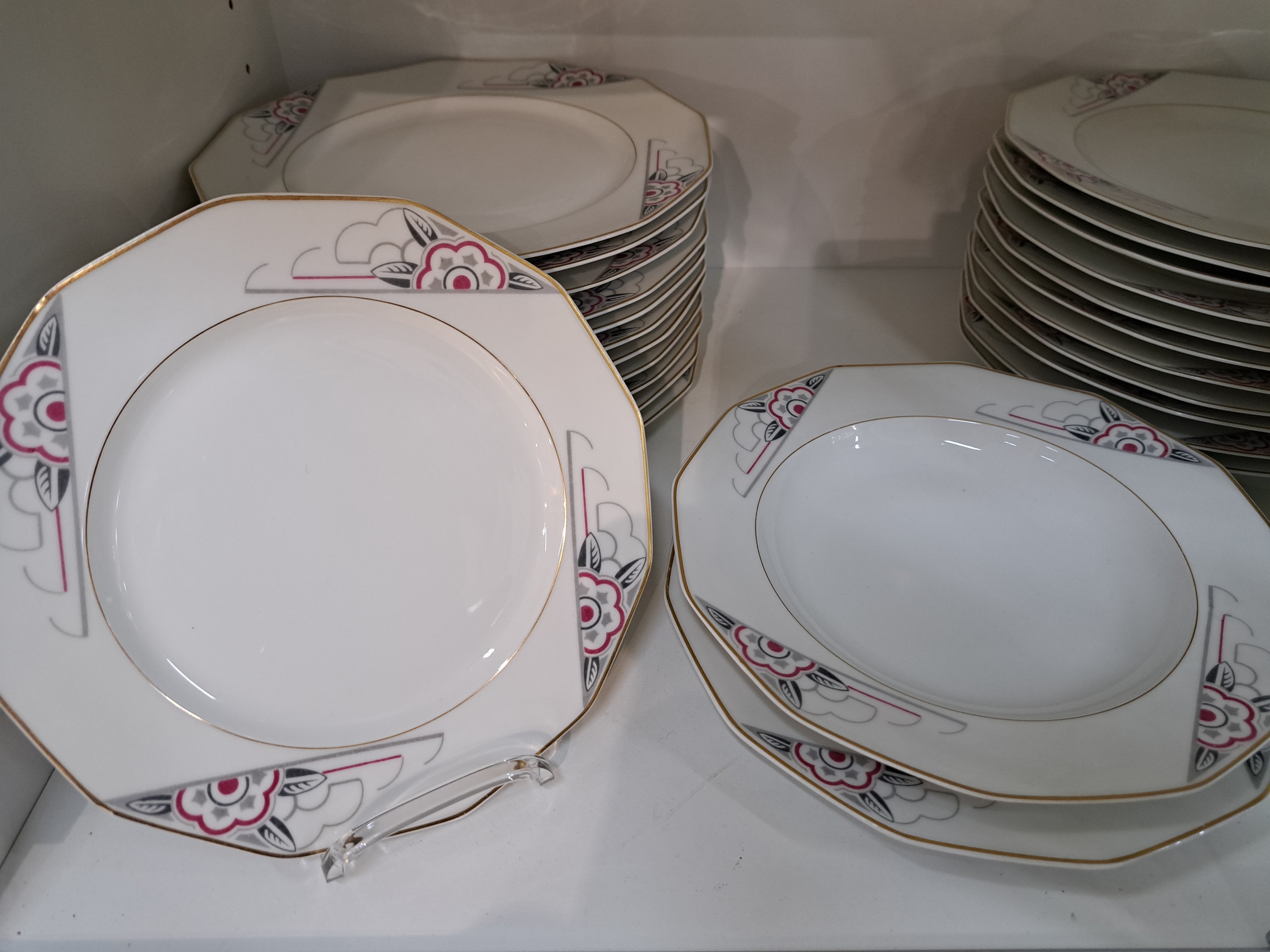 Detail f: Art-Deco-Speiseservice, Limoges Frankreich, 1920er Jahre, eckige Form, geometrischer grau-rosa Dekor mit stilisierten Blüten, Goldränder, 24 flache ...