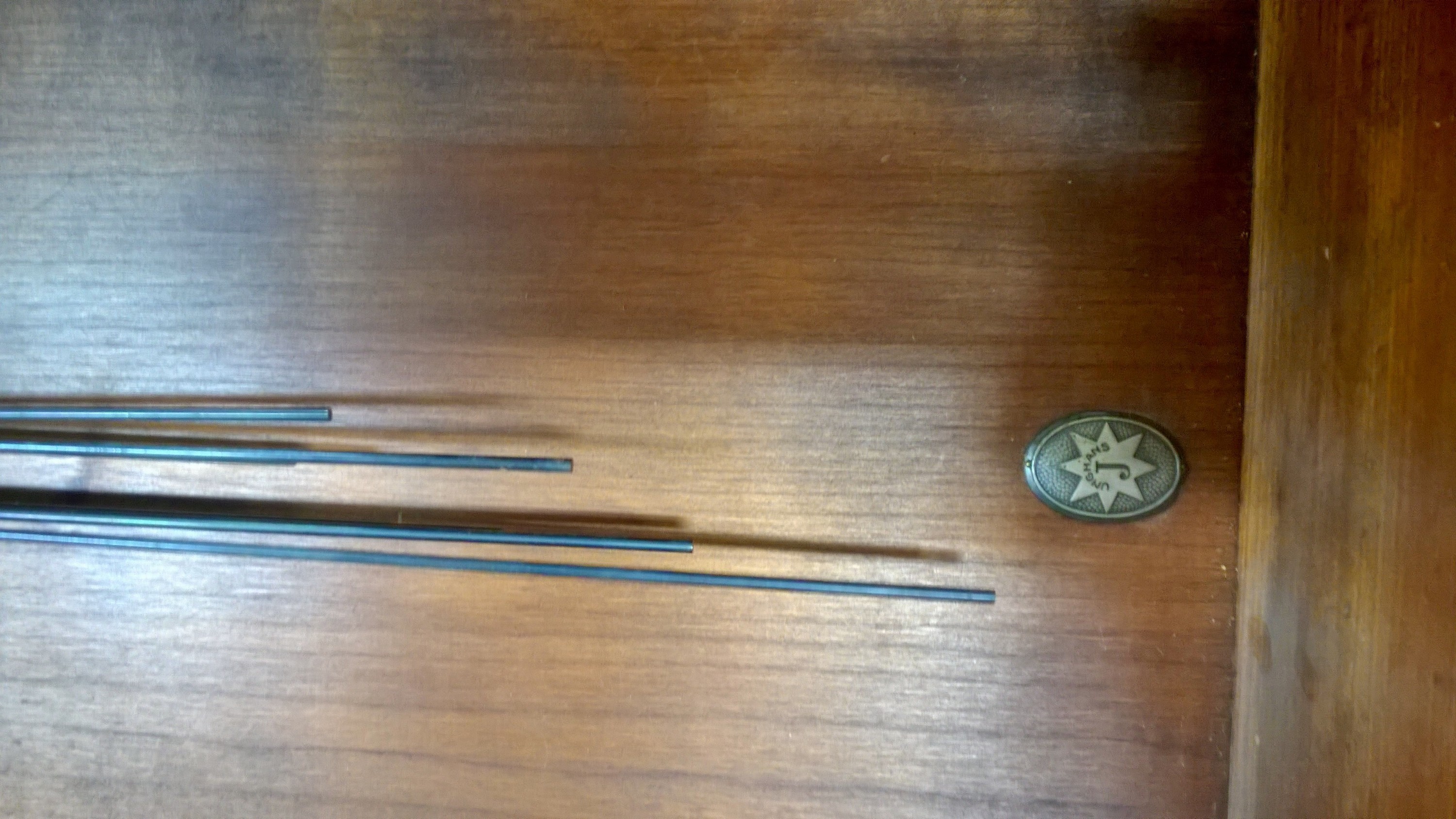 Detail b: Wanduhr mit Westminsterschlag, Junghans, um 1930, Nußbaumgehäuse mit verschiedenen Edelholzfurnieren, facett. verglast, abgeschrägte Ecken ...