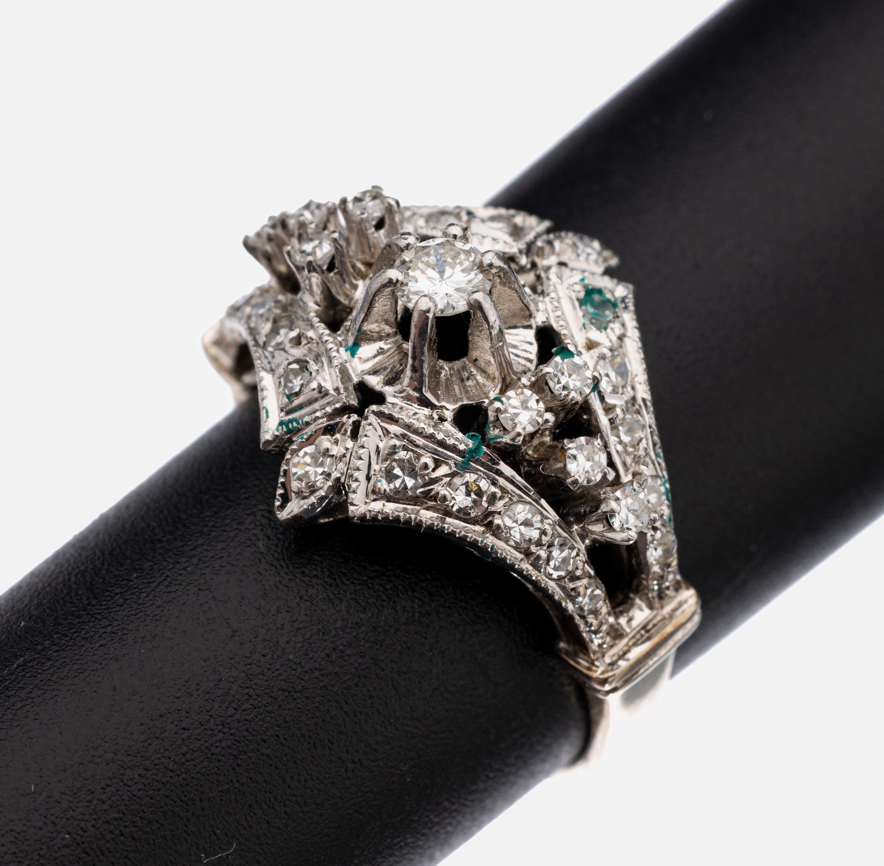 14 kt Gold Diamant-Ring, WG 585/000, mittigblütenförm. Element, 1 Brillant ca. 0.15 ct Weiß/si und 8/8-Diamanten zus. ca. 0.30 ct Weiß/p1, RW ...
