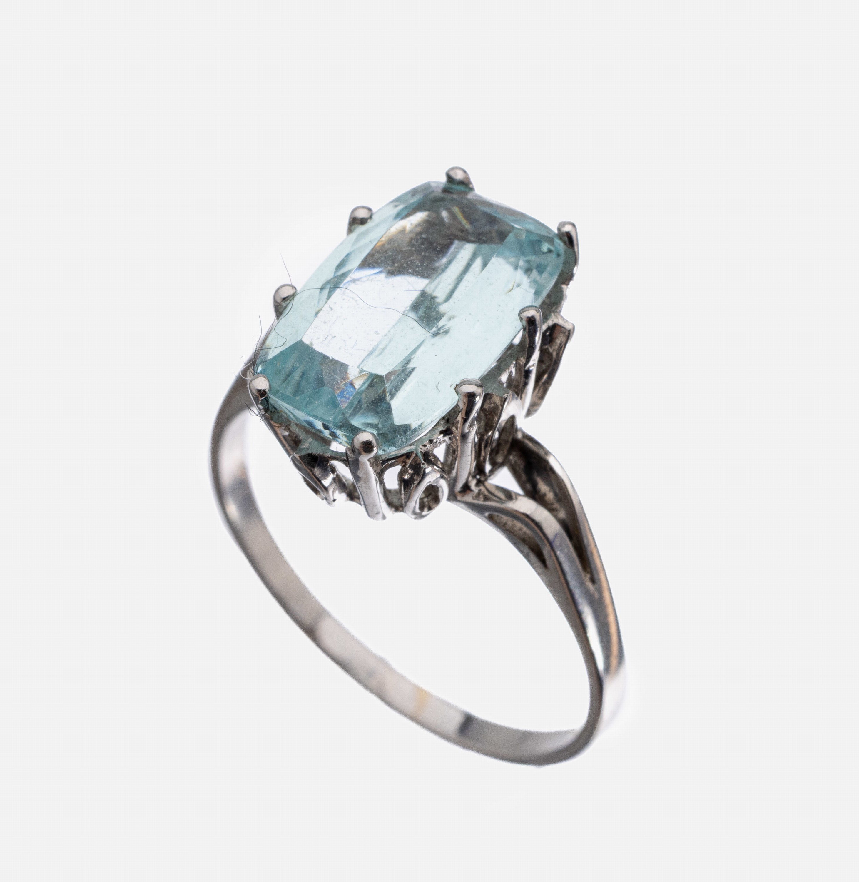 14 kt Gold Aquamarin-Ring, WG 585/000, ovalfacett. Aquamarin ca. 2.30 ct, RW 57, ca. 3.4 g