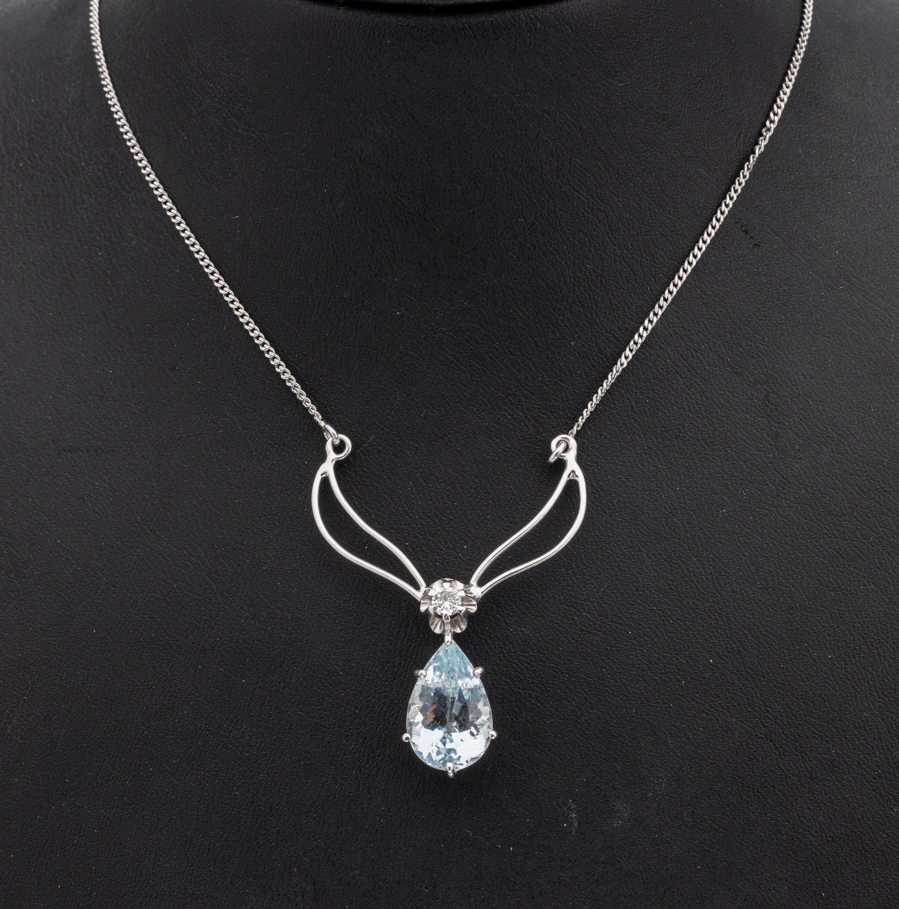 14 kt Gold Aquamarin-Brillant-Collier, WG 585/000, facett. Aquamarintropfen ca. 6.0 ct, Brillant ca. 0.20 ct Weiß/si, Kette L. variabel ca. 50 - 91 ...