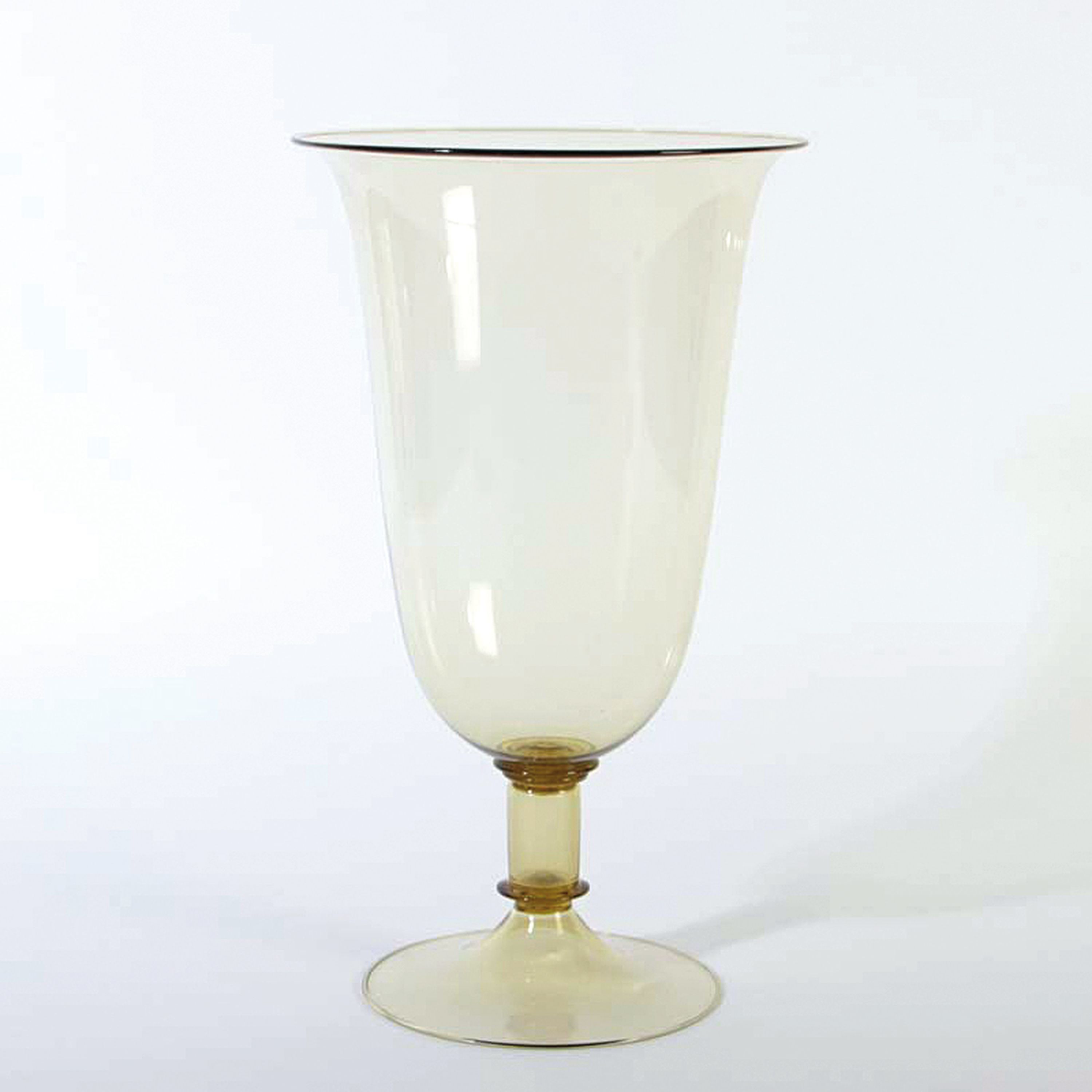 Detail a: Trichtervase, wohl Napoleone Martinuzzi für Zecchin, Murano, 1. Hälfte 20.Jh., dünnwandiges hellbernsteinfarbenes Glas, unsigniert, H. 34 cm