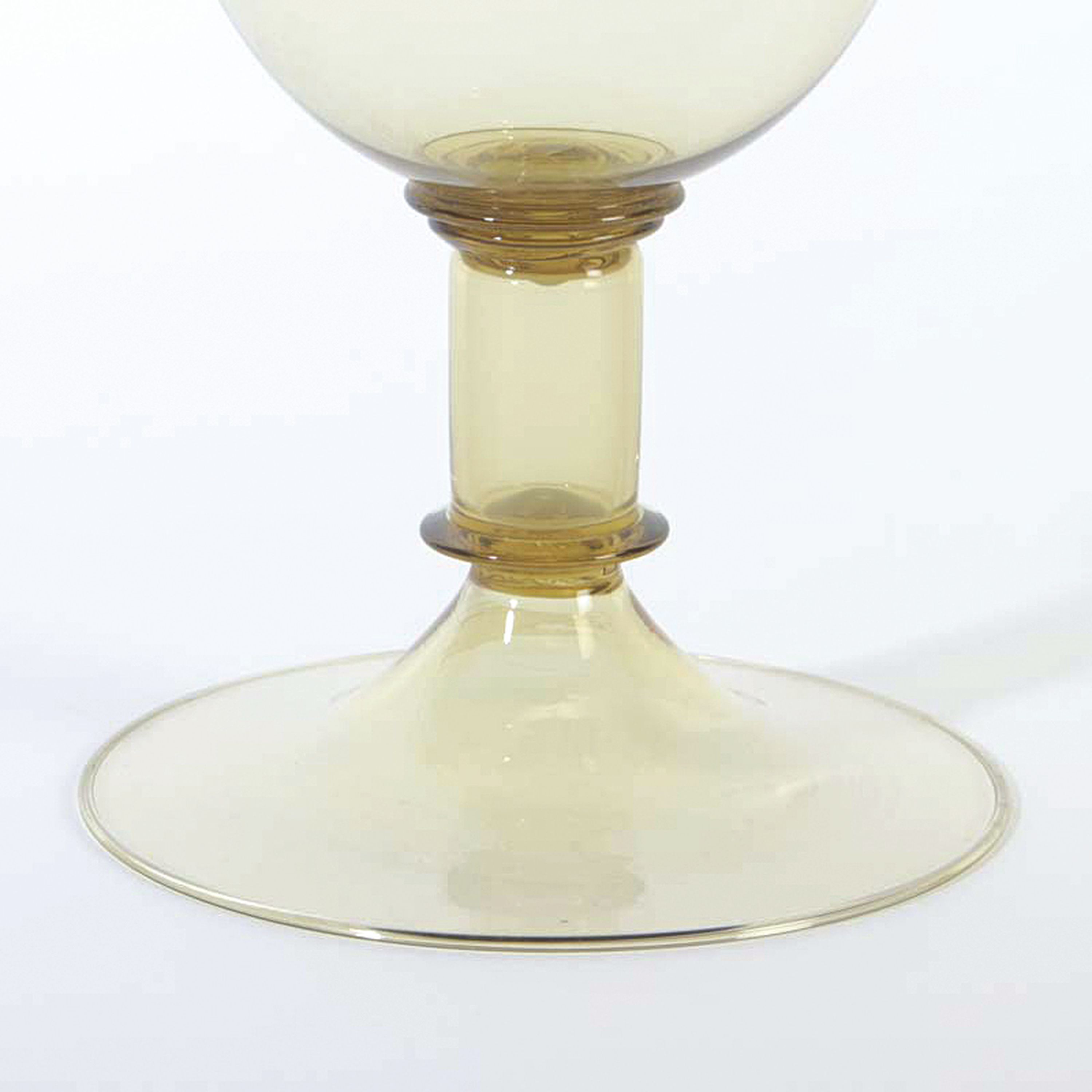 Detail c: Trichtervase, wohl Napoleone Martinuzzi für Zecchin, Murano, 1. Hälfte 20.Jh., dünnwandiges hellbernsteinfarbenes Glas, unsigniert, H. 34 cm