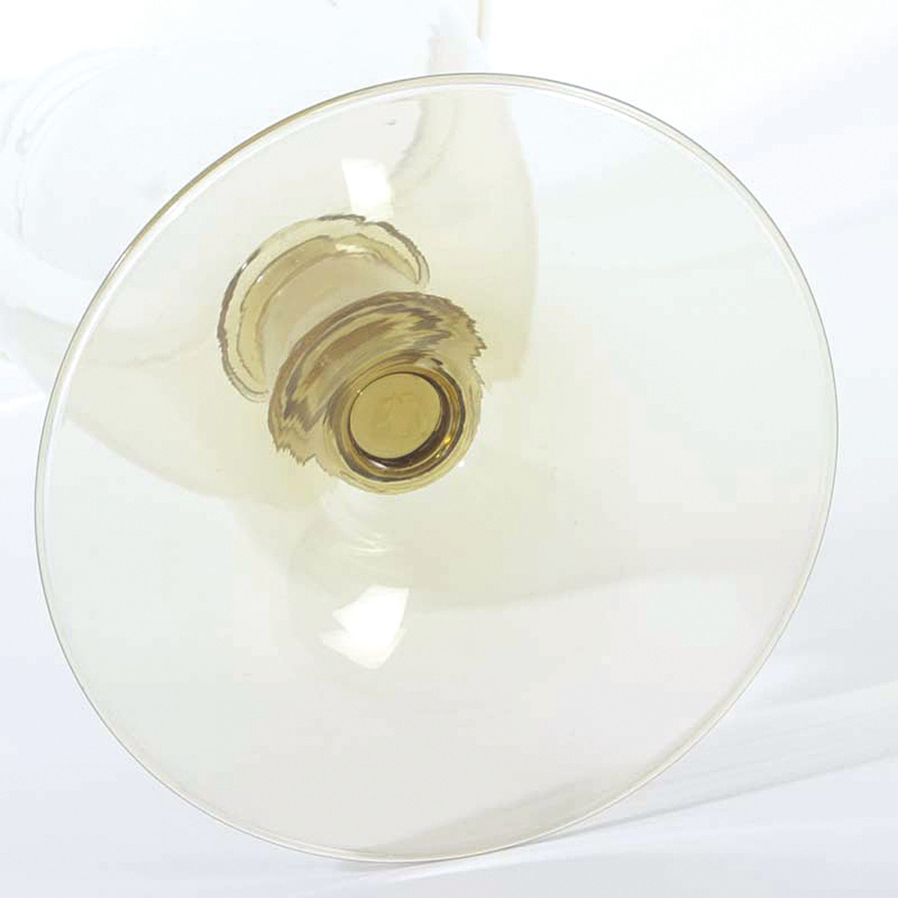 Detail d: Trichtervase, wohl Napoleone Martinuzzi für Zecchin, Murano, 1. Hälfte 20.Jh., dünnwandiges hellbernsteinfarbenes Glas, unsigniert, H. 34 cm