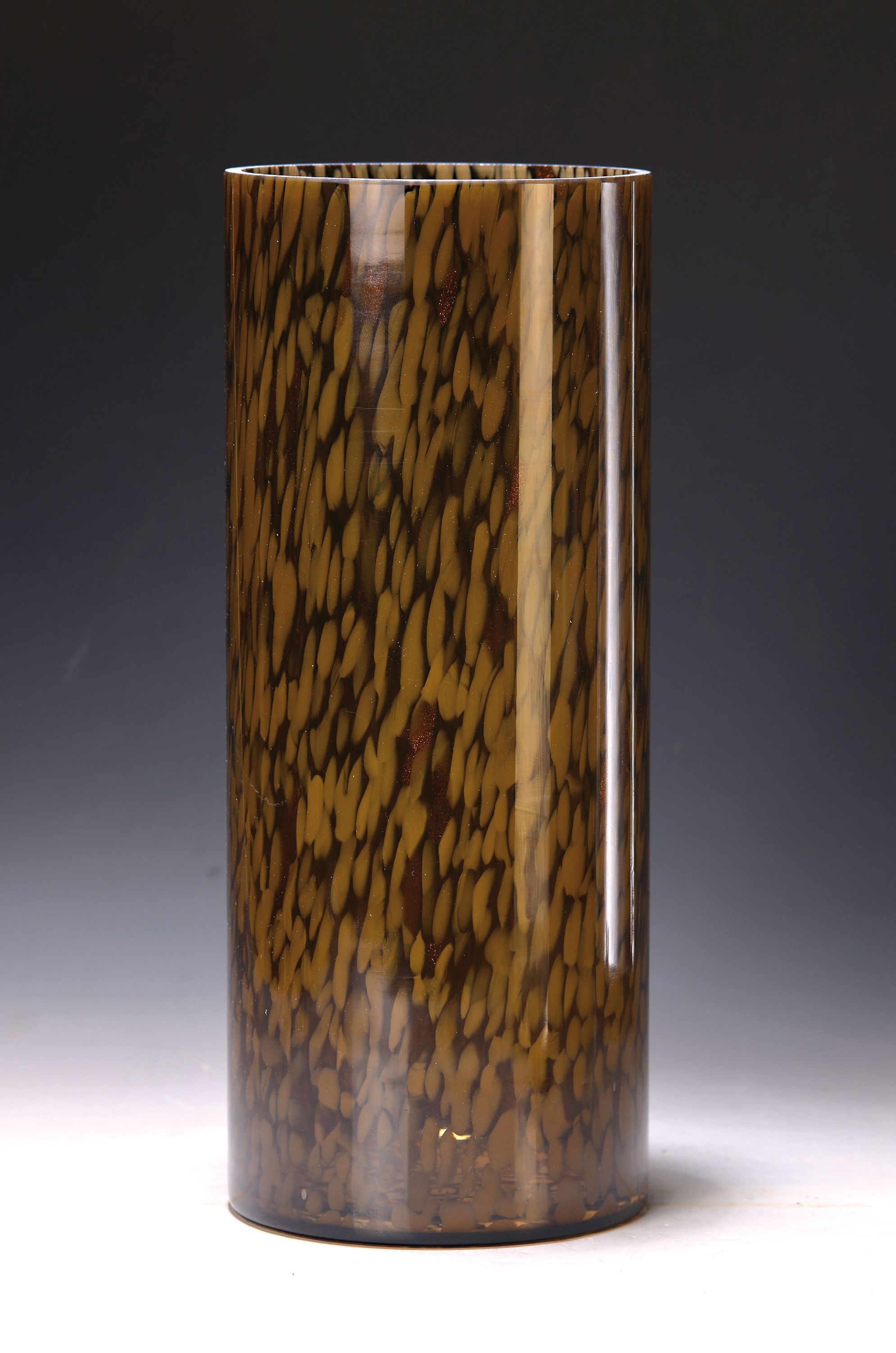 A Macchie-Zylindervase, Cenedese, Murano, Musterstück, rauchgrünes Glas, milchweiße und Kupferpulver-Einschmelzungen, H. 35 cm, min. Chip am Rand