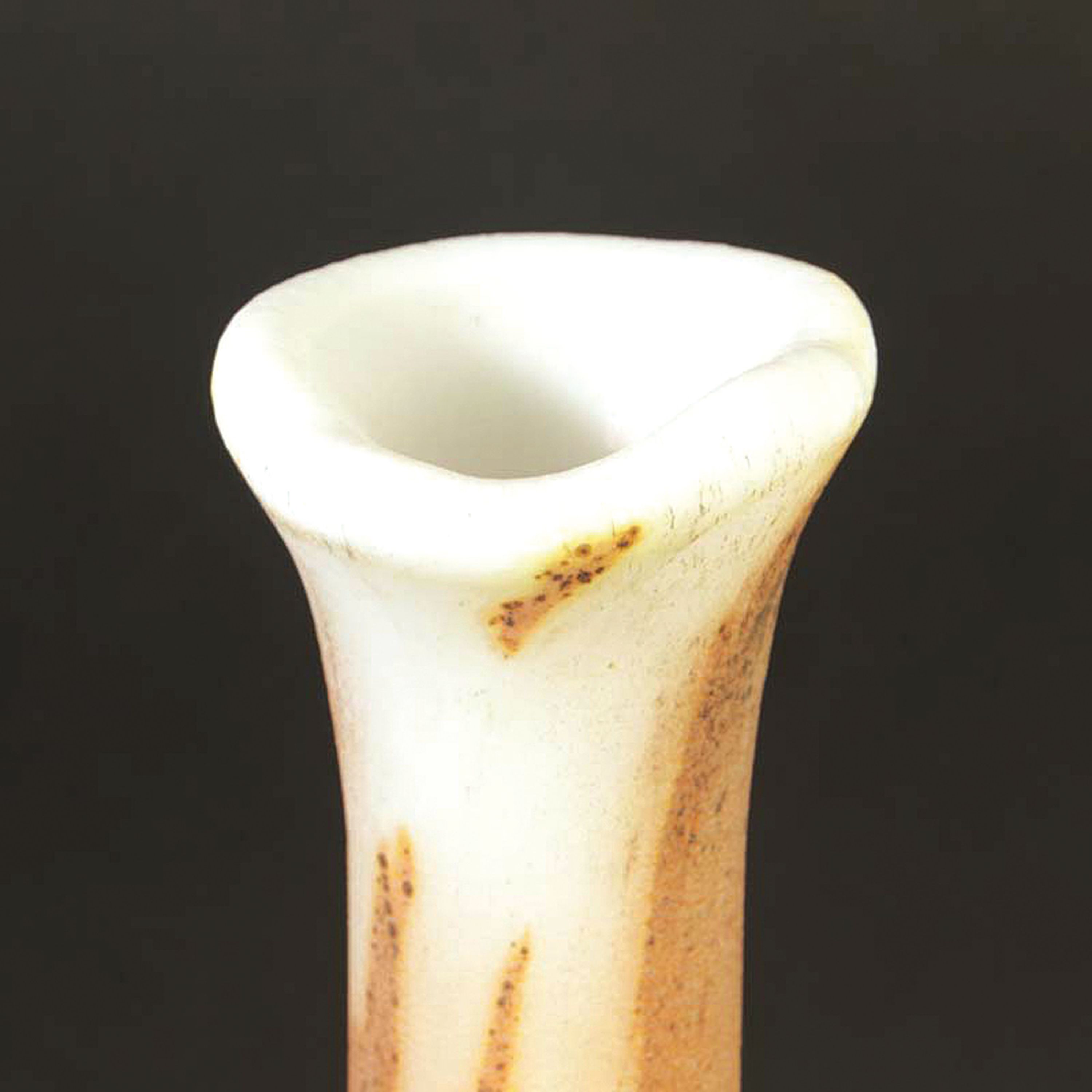 Detail b: Keulenvase, Cenedese, Murano, 1950er, dickwandiges milchweiß opakes Glas, rot-braune metallische Einschmelzungen, H. 42 cm