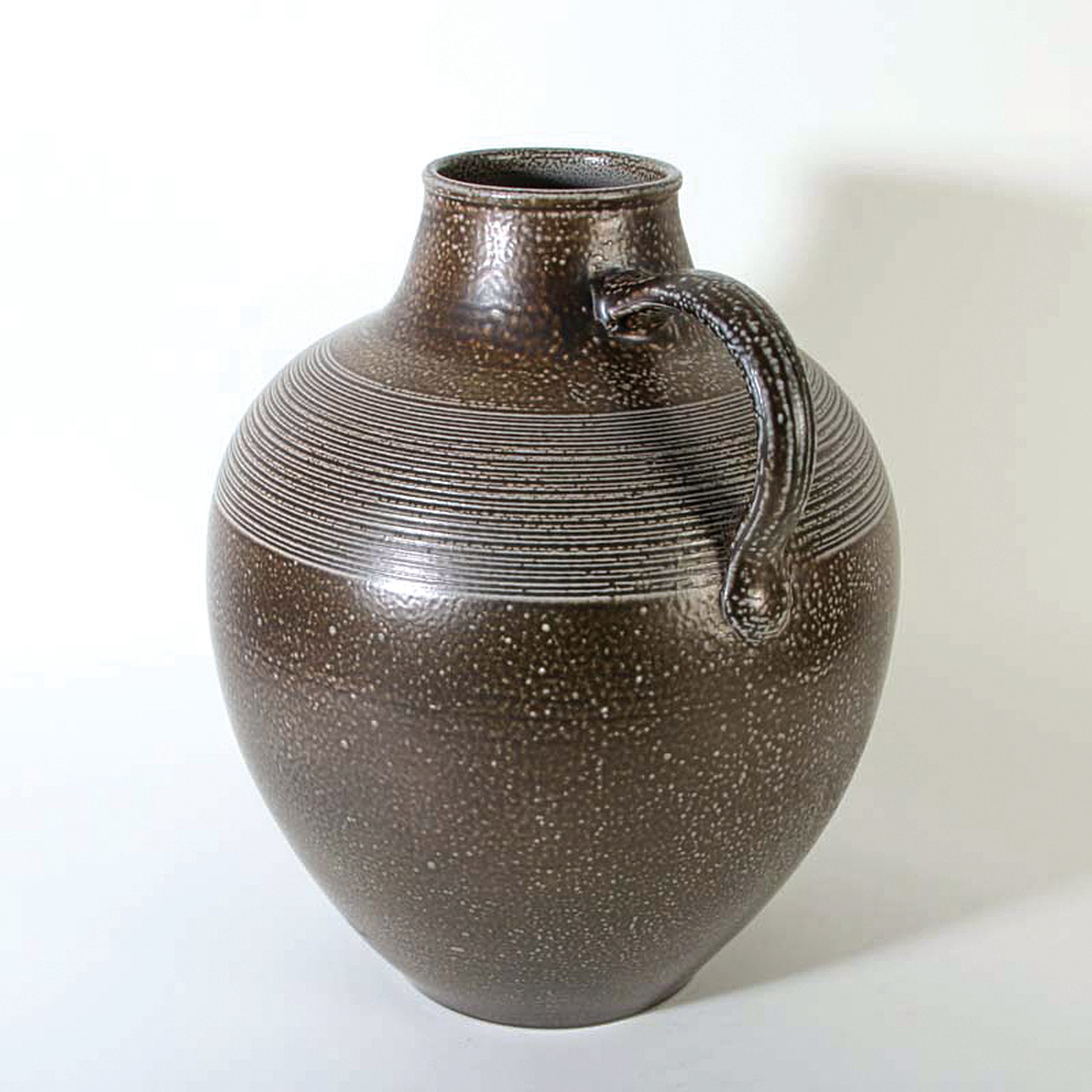 Detail b: 2 große Henkelkrüge, Elfriede Balzar-Kopp (1904-1983) und Wim Mühlendyck (1905-1986), Steingut, braun bzw. ockerfarben glasiert, je am Boden ...
