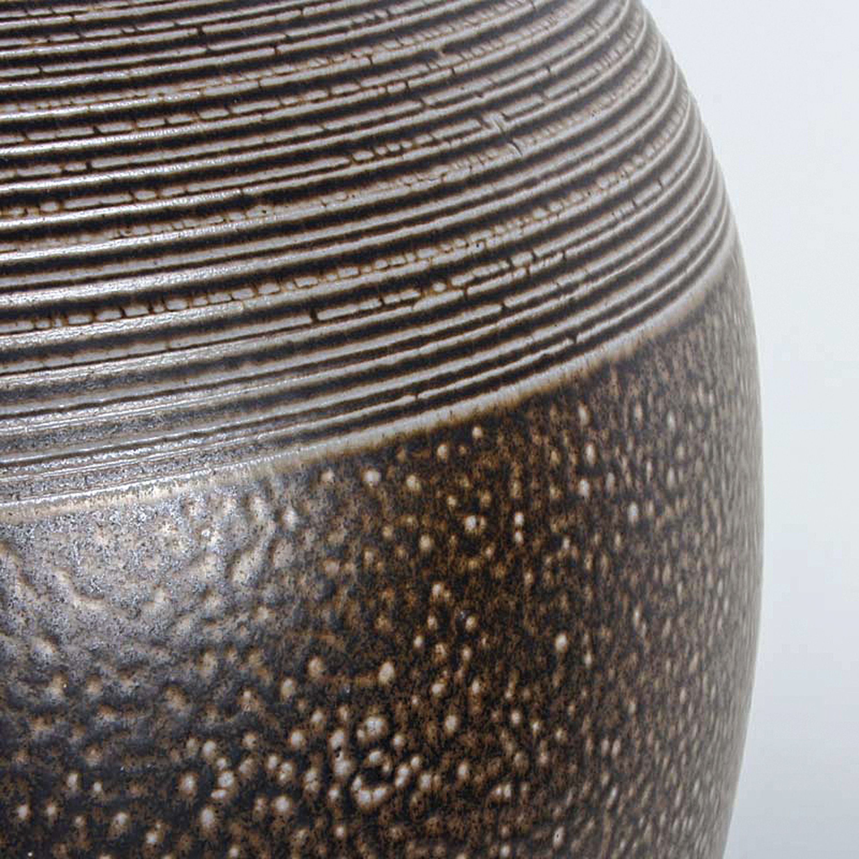 Detail c: 2 große Henkelkrüge, Elfriede Balzar-Kopp (1904-1983) und Wim Mühlendyck (1905-1986), Steingut, braun bzw. ockerfarben glasiert, je am Boden ...