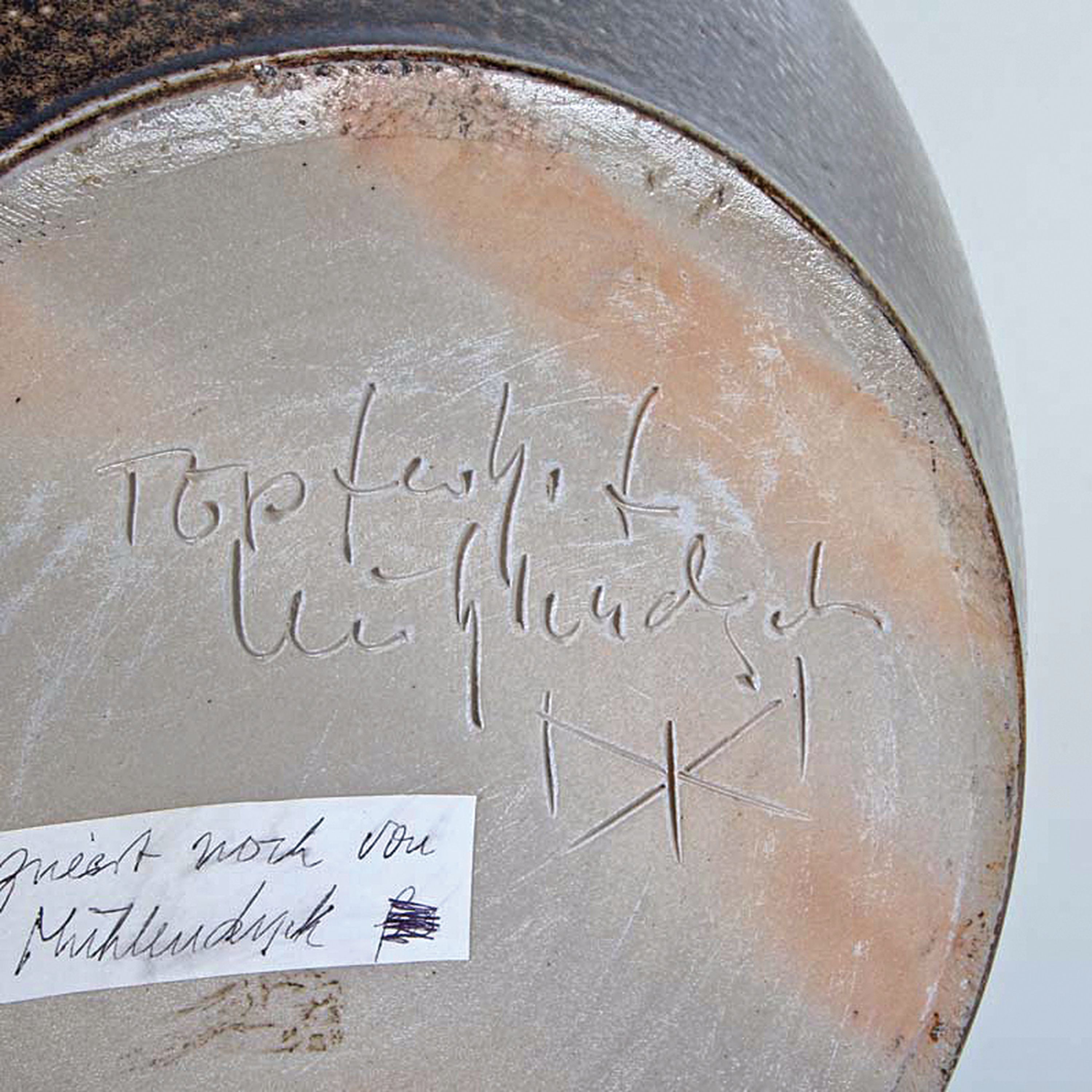 Detail d: 2 große Henkelkrüge, Elfriede Balzar-Kopp (1904-1983) und Wim Mühlendyck (1905-1986), Steingut, braun bzw. ockerfarben glasiert, je am Boden ...