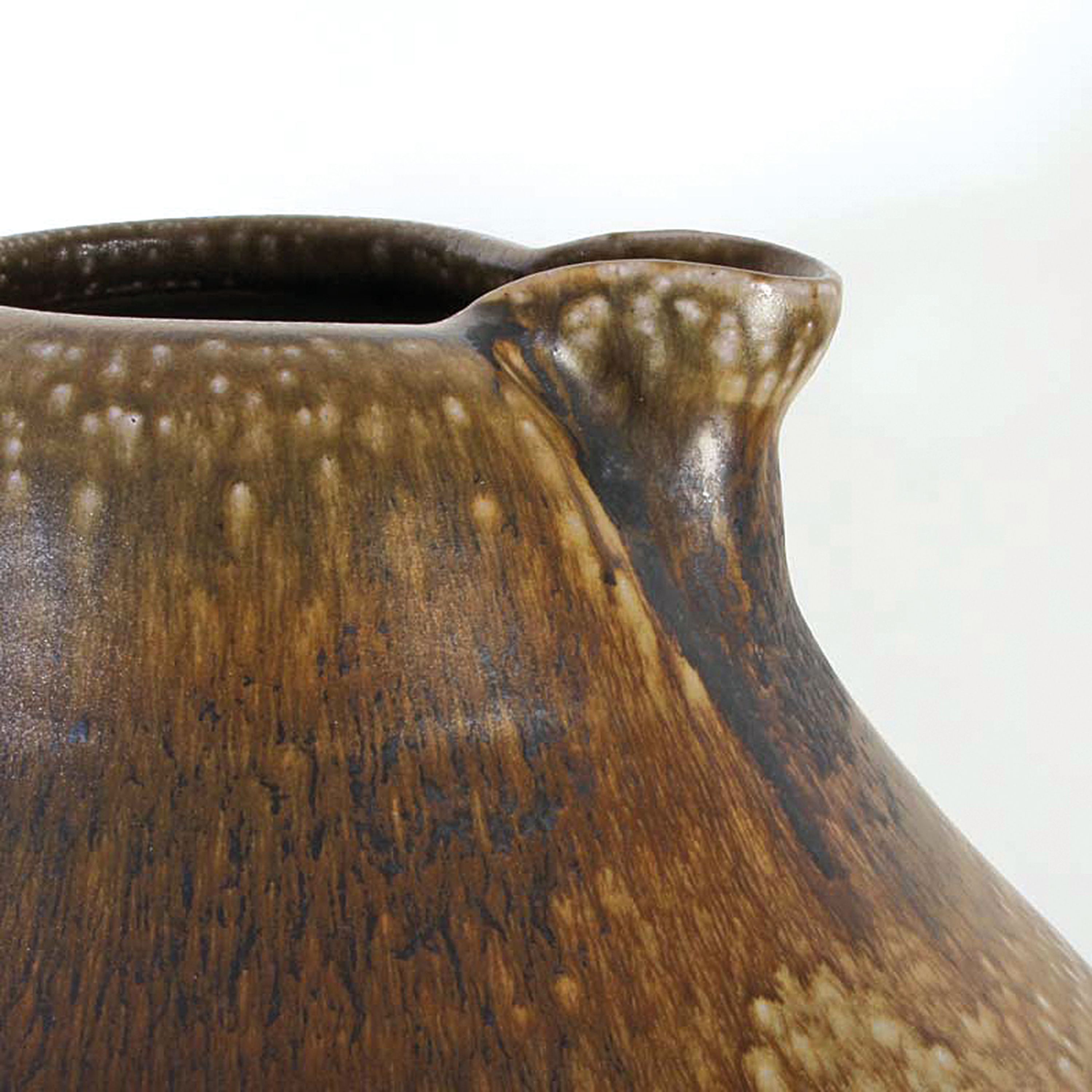 Detail f: 2 große Henkelkrüge, Elfriede Balzar-Kopp (1904-1983) und Wim Mühlendyck (1905-1986), Steingut, braun bzw. ockerfarben glasiert, je am Boden ...