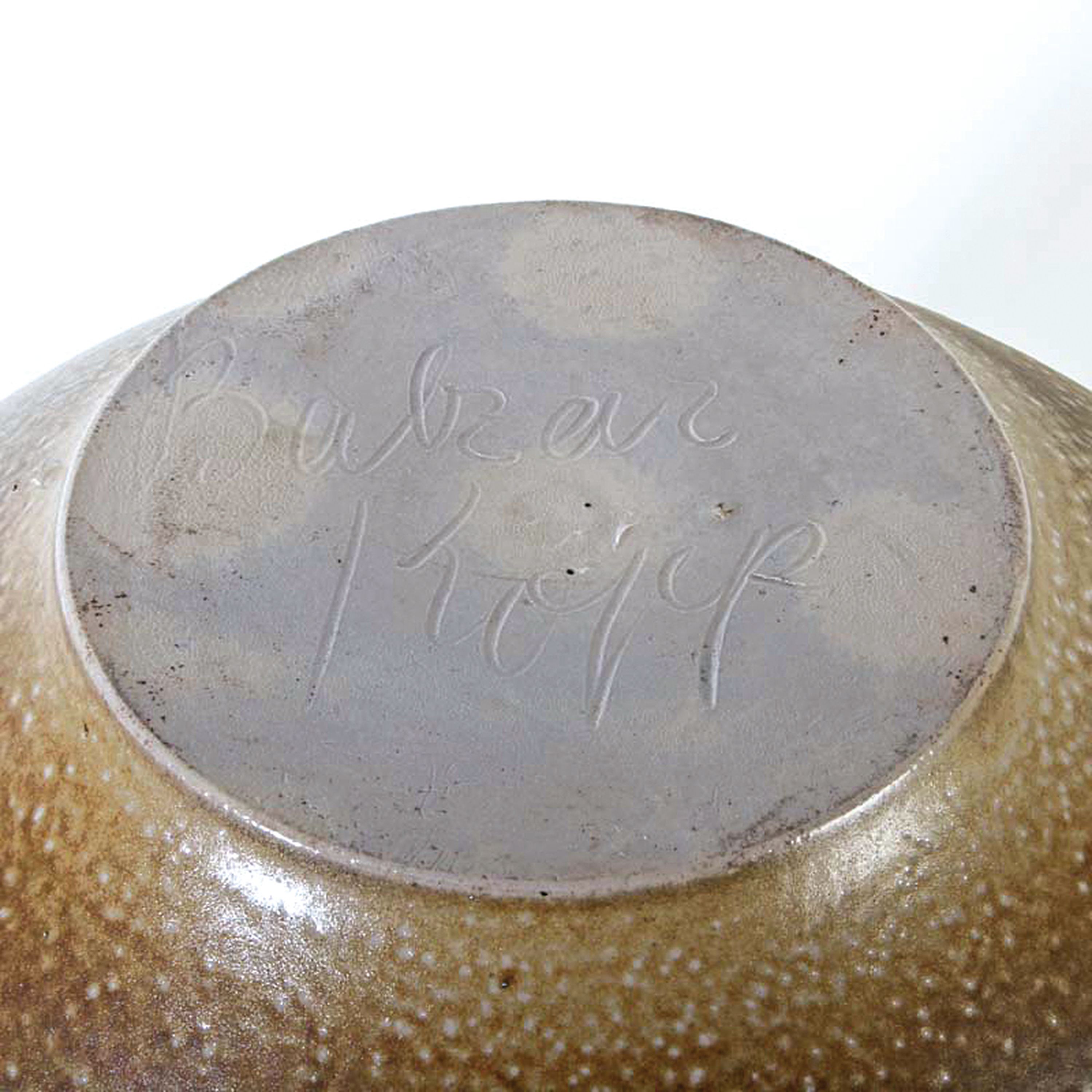Detail g: 2 große Henkelkrüge, Elfriede Balzar-Kopp (1904-1983) und Wim Mühlendyck (1905-1986), Steingut, braun bzw. ockerfarben glasiert, je am Boden ...