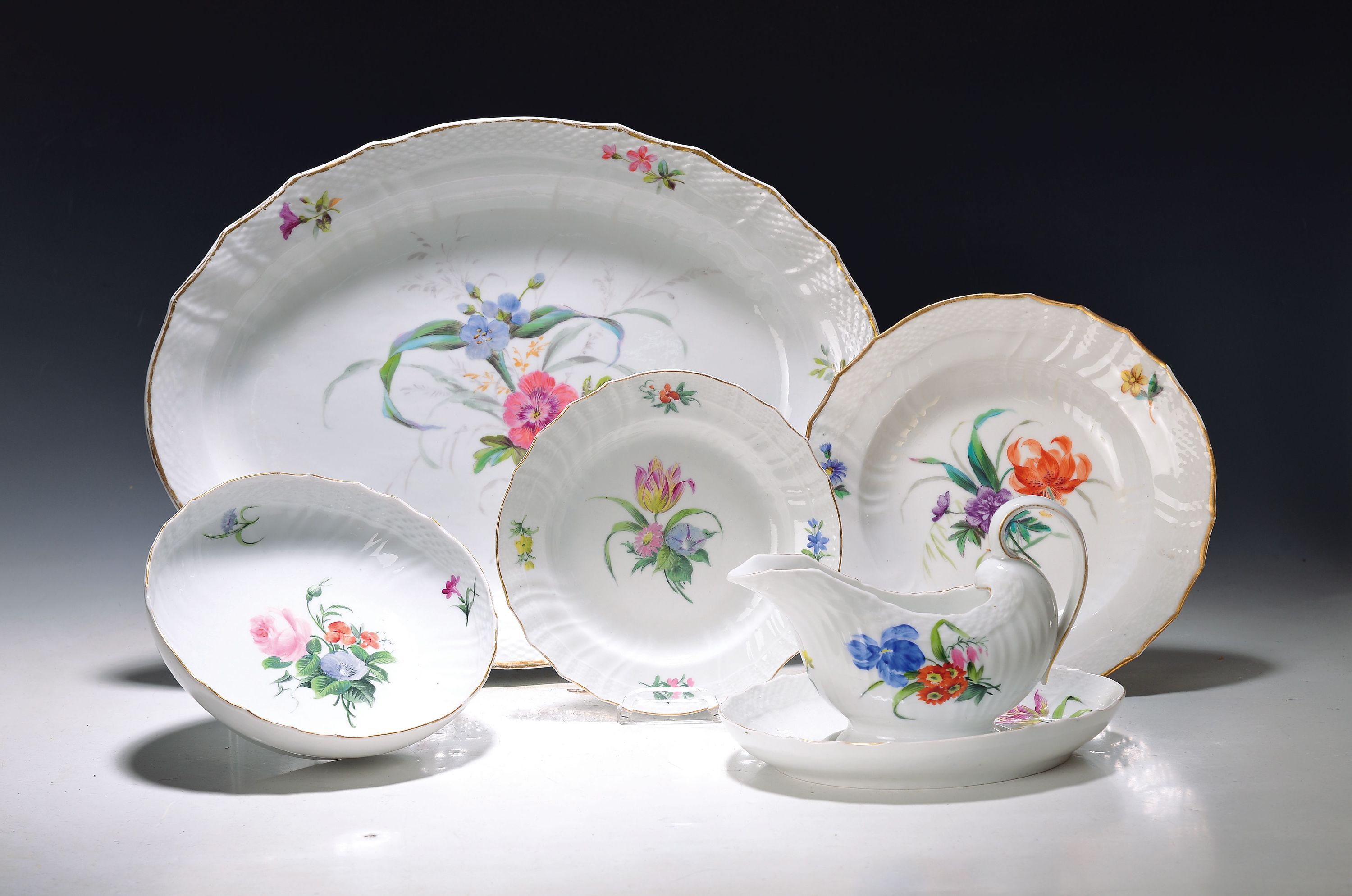 Speiseservice Neubrandenstein, Royal Copenhagen, 1870-1890, Porzellan, Goldrand, handbemalt mit Streublumen, 15 Speiseteller D.25 cm, 9 Suppenteller ...