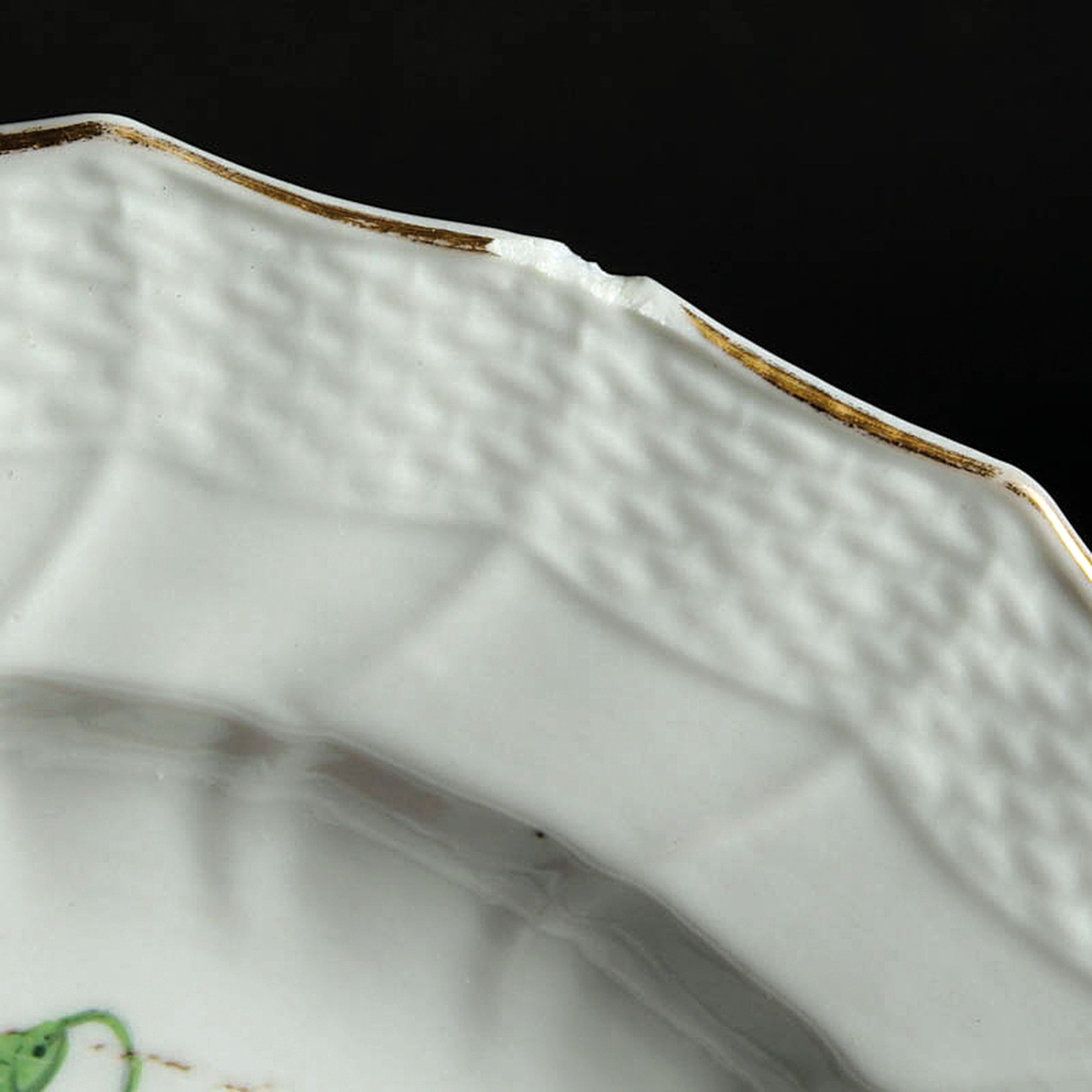 Detail a: Speiseservice Neubrandenstein, Royal Copenhagen, 1870-1890, Porzellan, Goldrand, handbemalt mit Streublumen, 15 Speiseteller D.25 cm, 9 Suppenteller ...