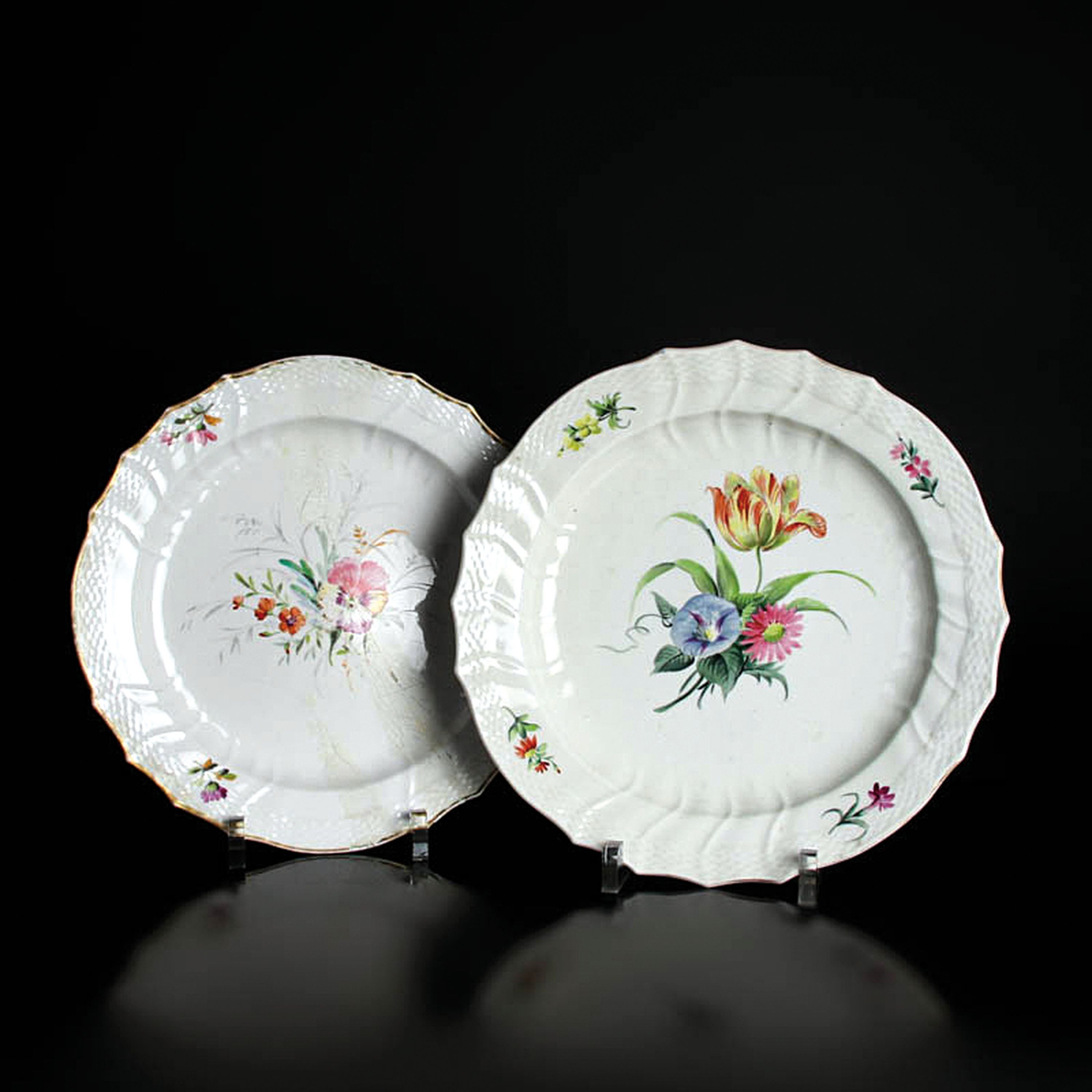 Detail c: Speiseservice Neubrandenstein, Royal Copenhagen, 1870-1890, Porzellan, Goldrand, handbemalt mit Streublumen, 15 Speiseteller D.25 cm, 9 Suppenteller ...