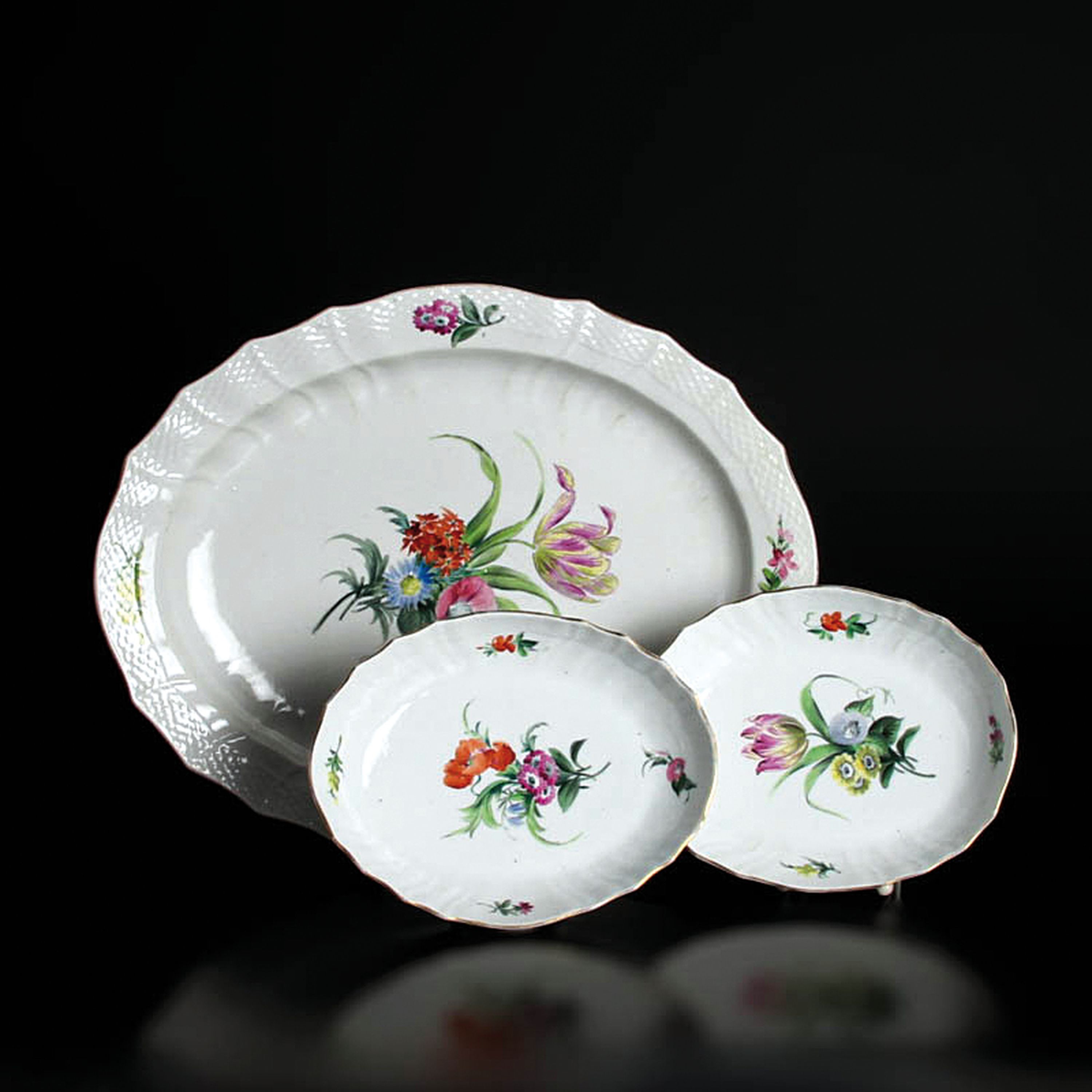 Detail d: Speiseservice Neubrandenstein, Royal Copenhagen, 1870-1890, Porzellan, Goldrand, handbemalt mit Streublumen, 15 Speiseteller D.25 cm, 9 Suppenteller ...