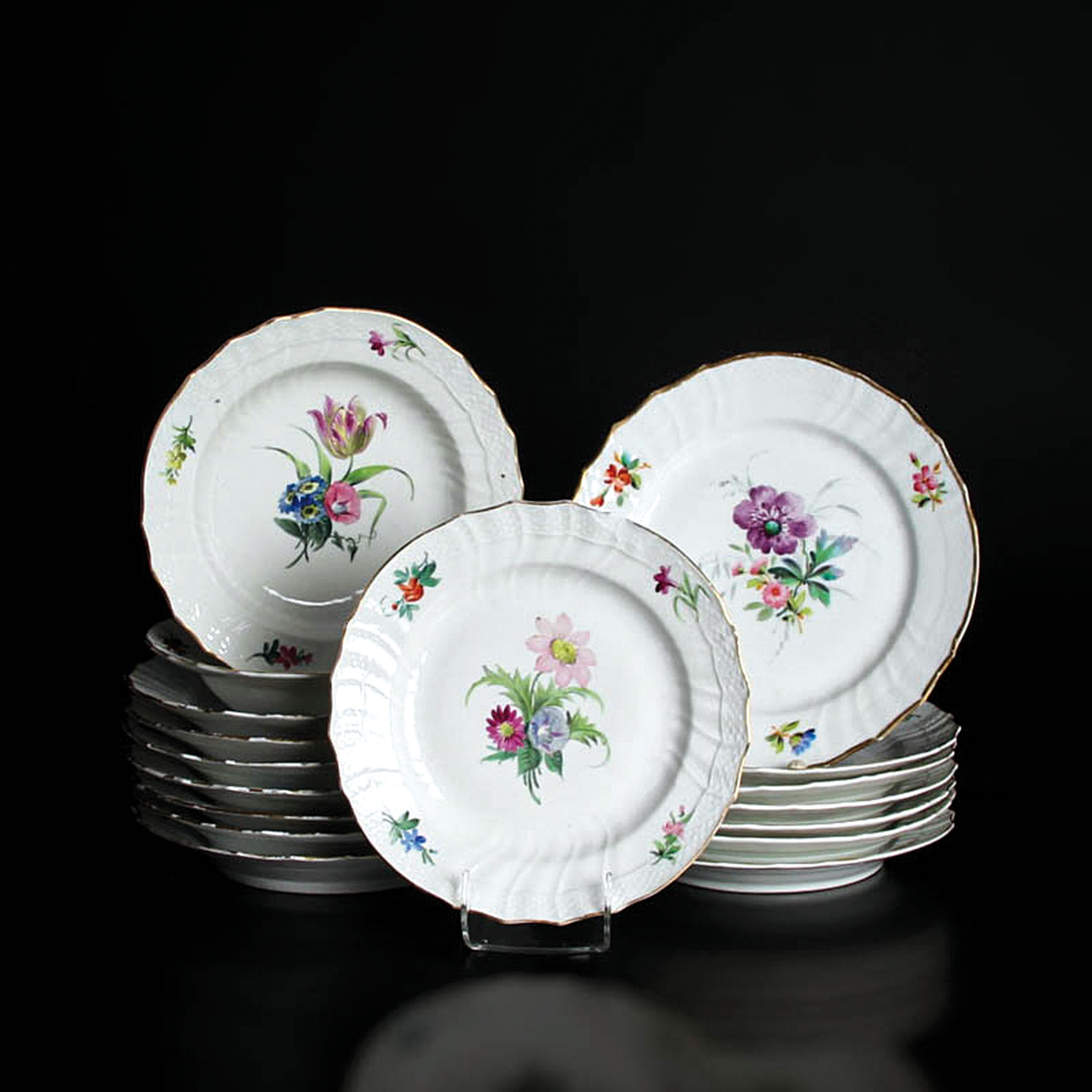 Detail f: Speiseservice Neubrandenstein, Royal Copenhagen, 1870-1890, Porzellan, Goldrand, handbemalt mit Streublumen, 15 Speiseteller D.25 cm, 9 Suppenteller ...