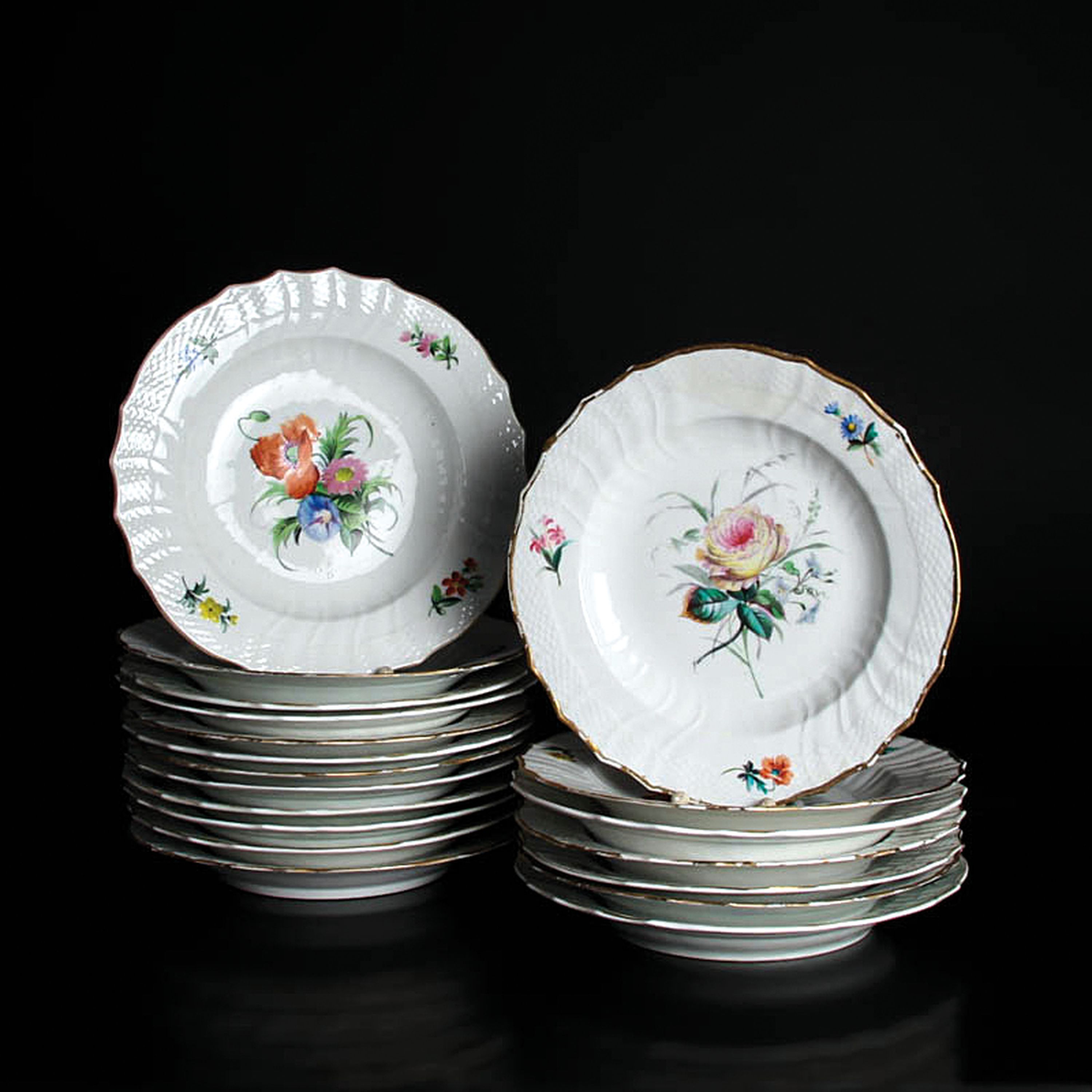 Detail g: Speiseservice Neubrandenstein, Royal Copenhagen, 1870-1890, Porzellan, Goldrand, handbemalt mit Streublumen, 15 Speiseteller D.25 cm, 9 Suppenteller ...