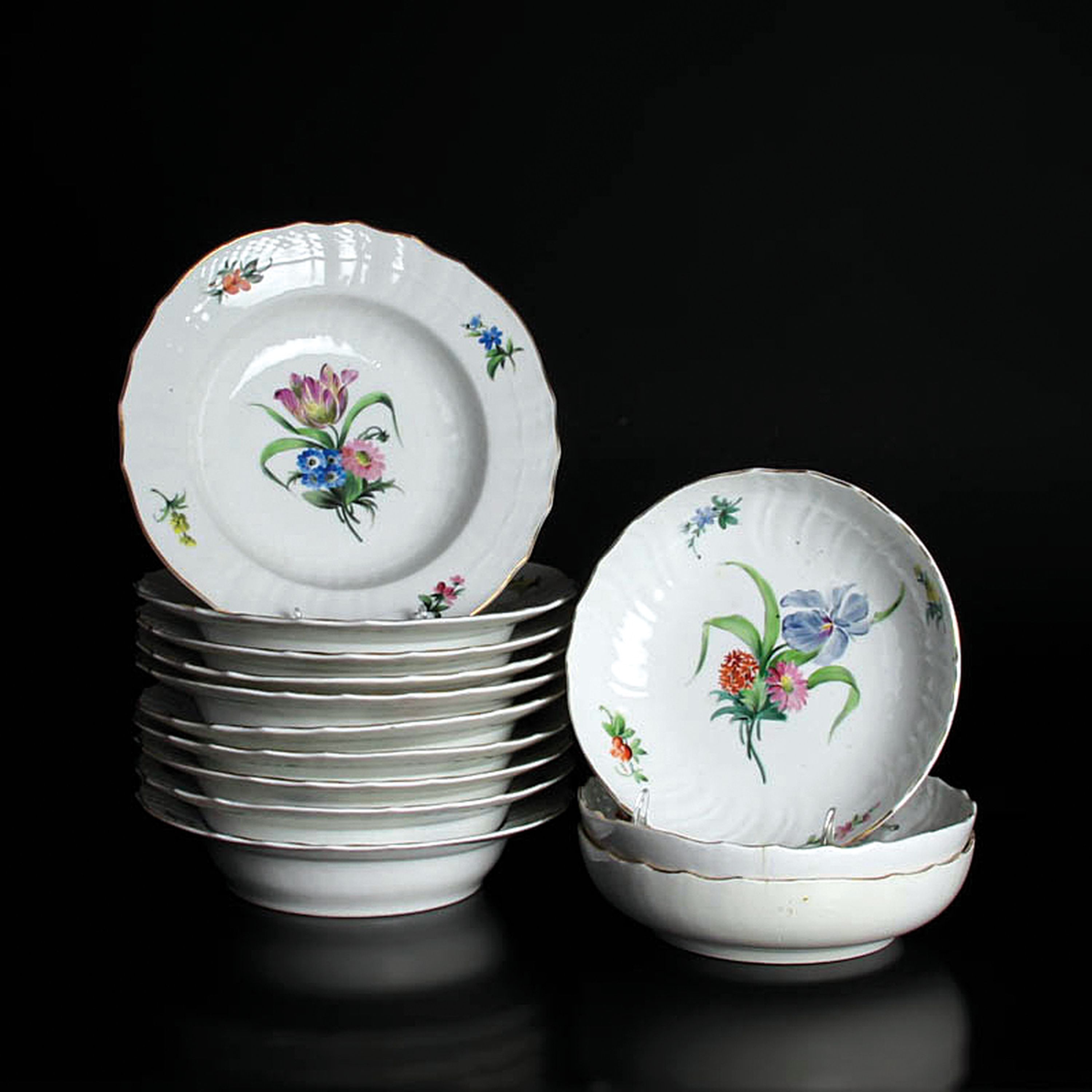 Detail h: Speiseservice Neubrandenstein, Royal Copenhagen, 1870-1890, Porzellan, Goldrand, handbemalt mit Streublumen, 15 Speiseteller D.25 cm, 9 Suppenteller ...