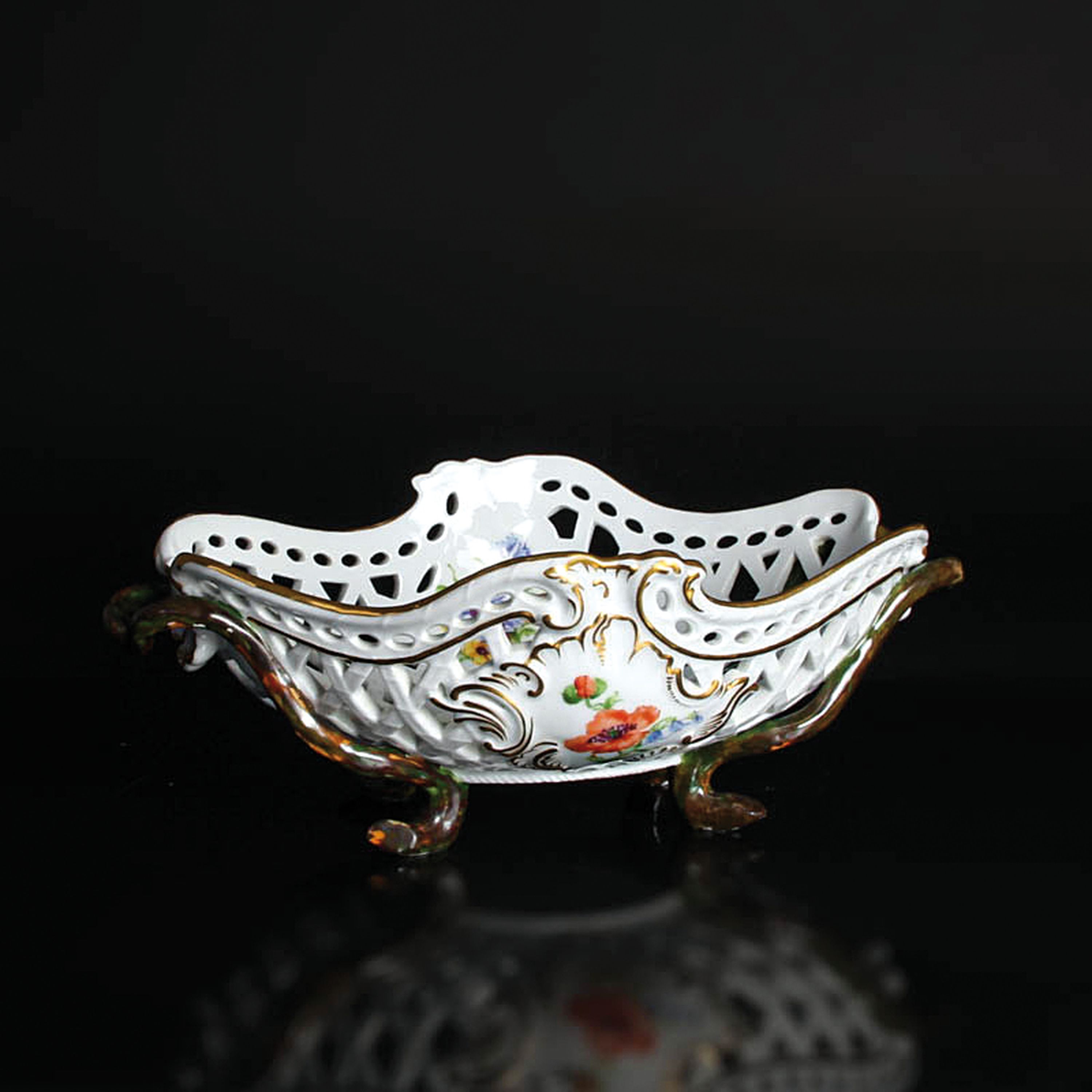 Detail j: Speiseservice Neubrandenstein, Royal Copenhagen, 1870-1890, Porzellan, Goldrand, handbemalt mit Streublumen, 15 Speiseteller D.25 cm, 9 Suppenteller ...