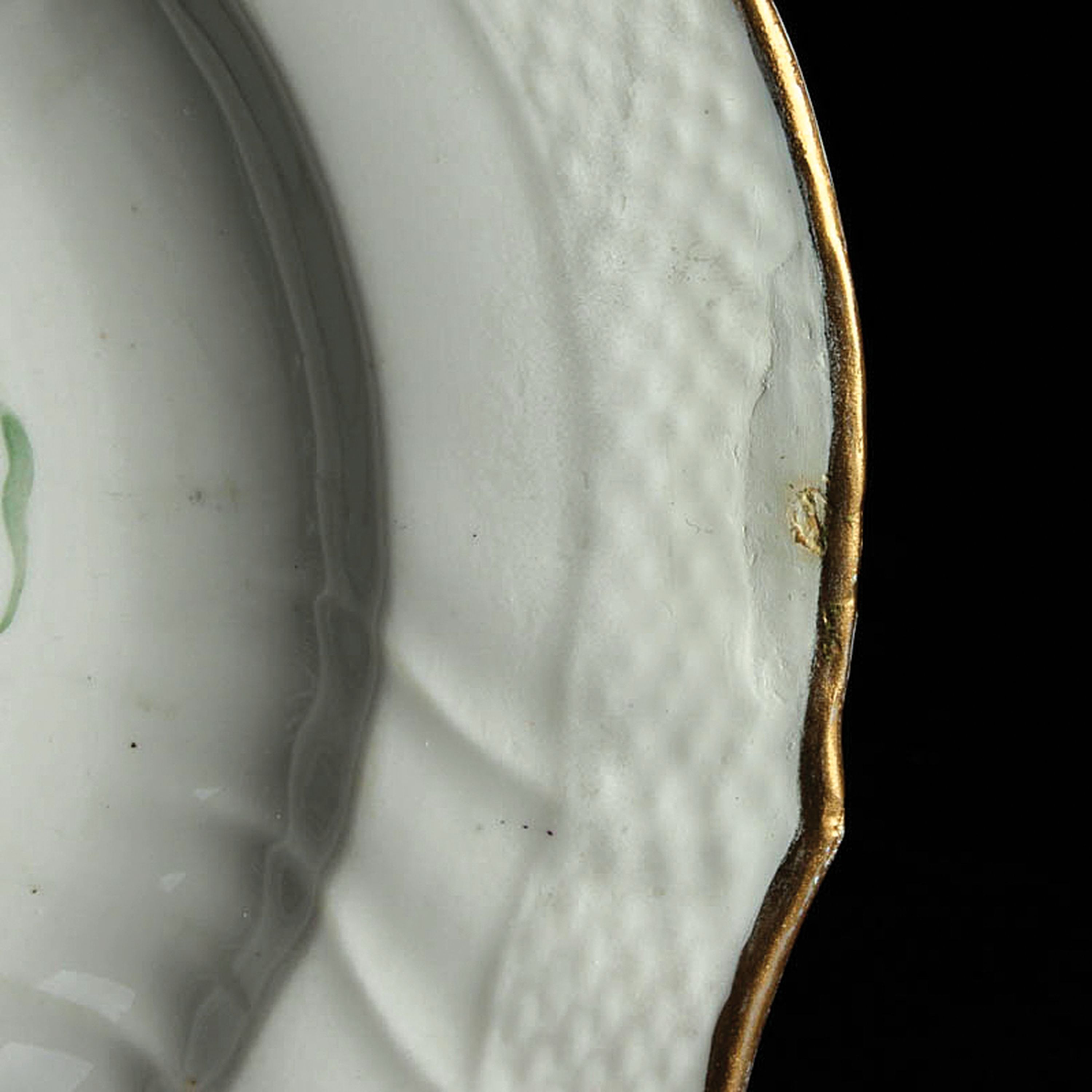 Detail o: Speiseservice Neubrandenstein, Royal Copenhagen, 1870-1890, Porzellan, Goldrand, handbemalt mit Streublumen, 15 Speiseteller D.25 cm, 9 Suppenteller ...